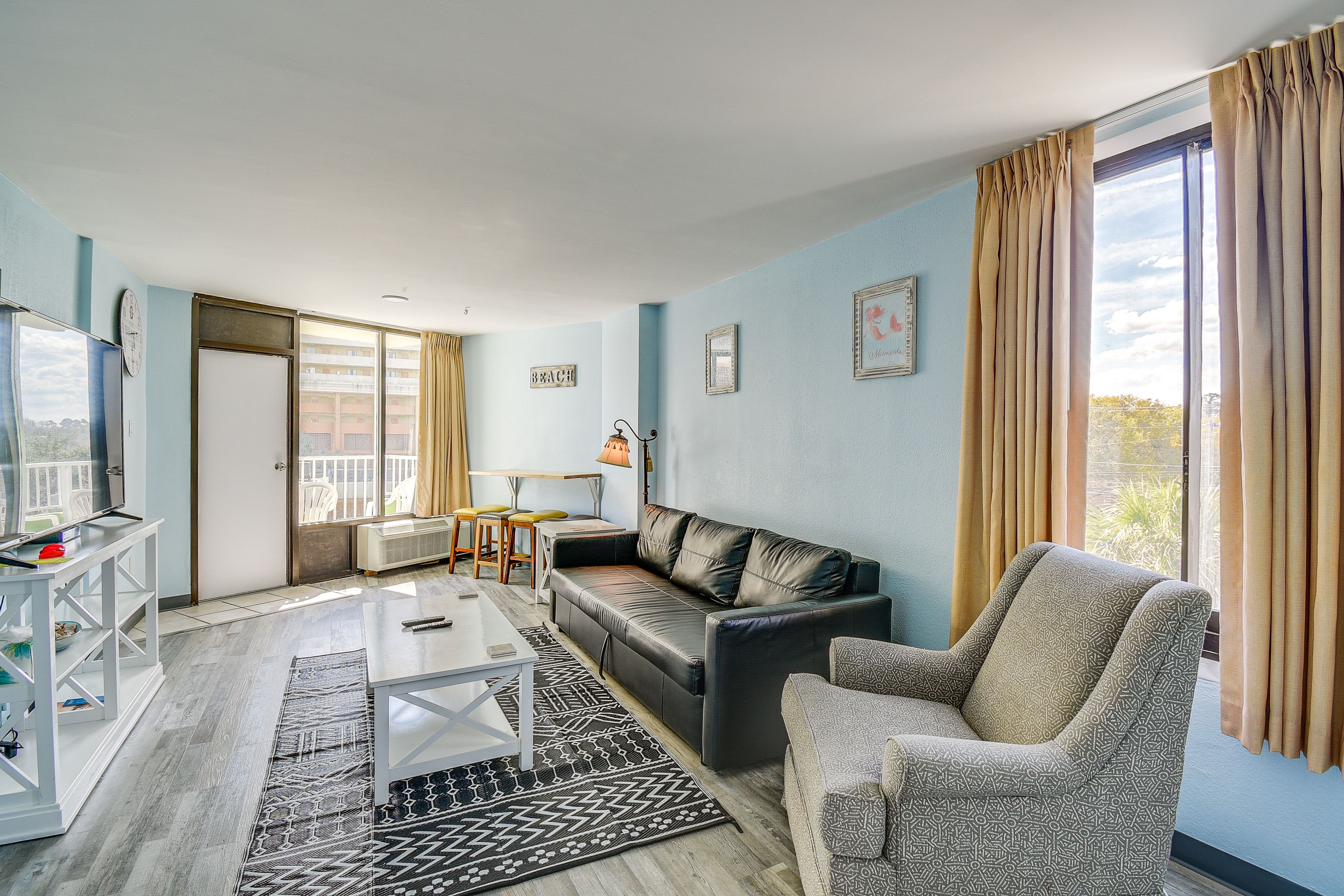 Living Room | Sleeper Sofa | Free WiFi | Smart TV