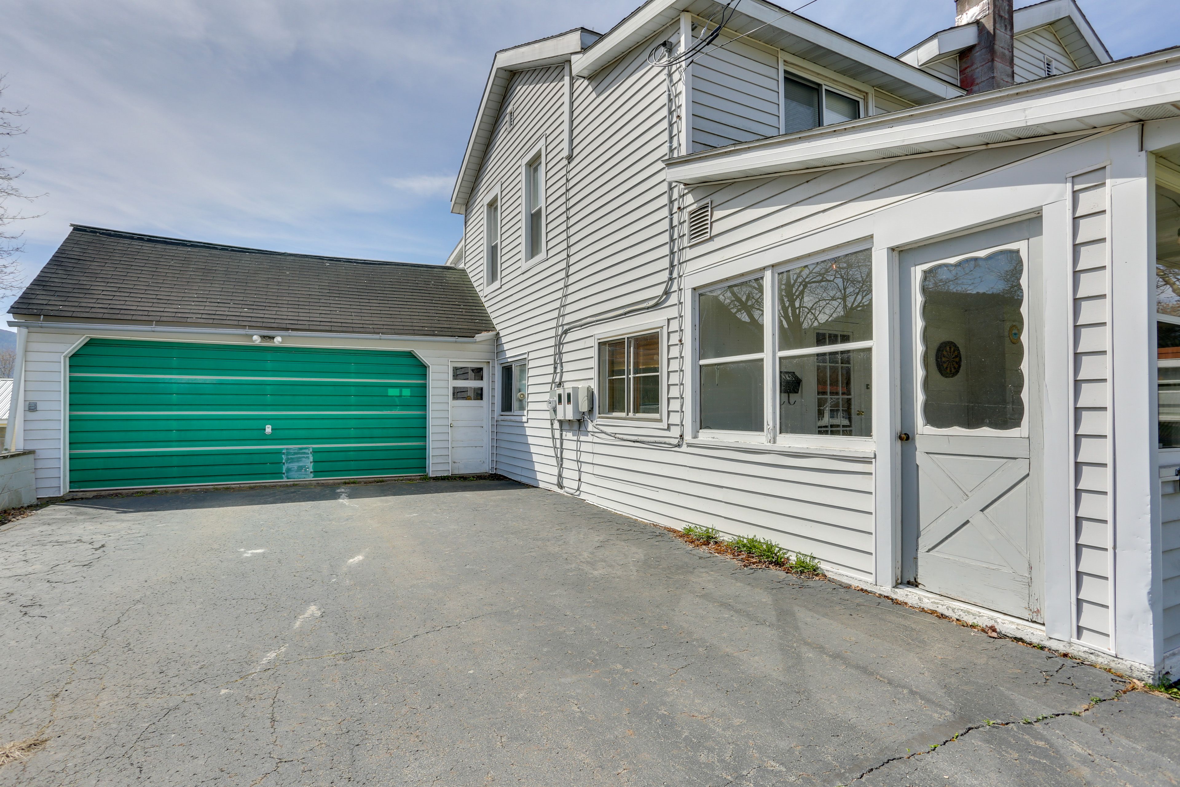 Home Exterior | Parking | Driveway (4 Vehicles) | Boat Trailer Parking Allowed