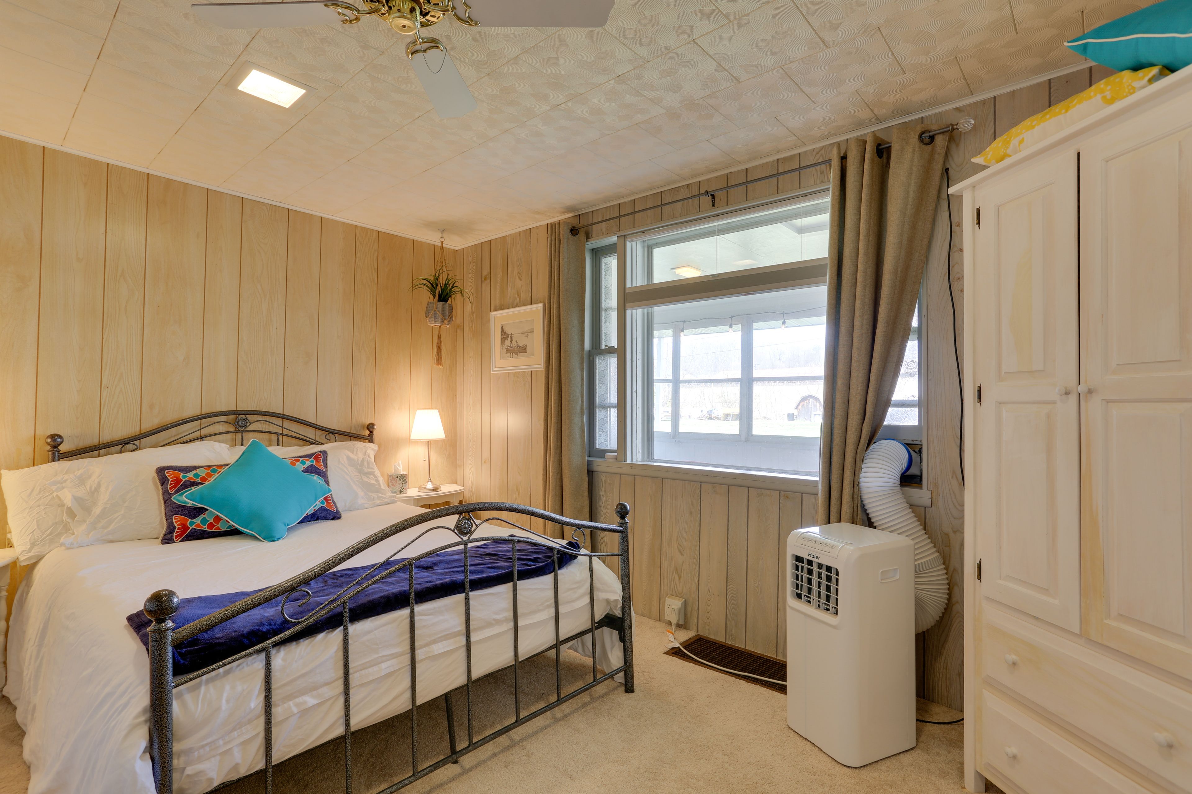 Bedroom 1 | Queen Bed | Linens Provided