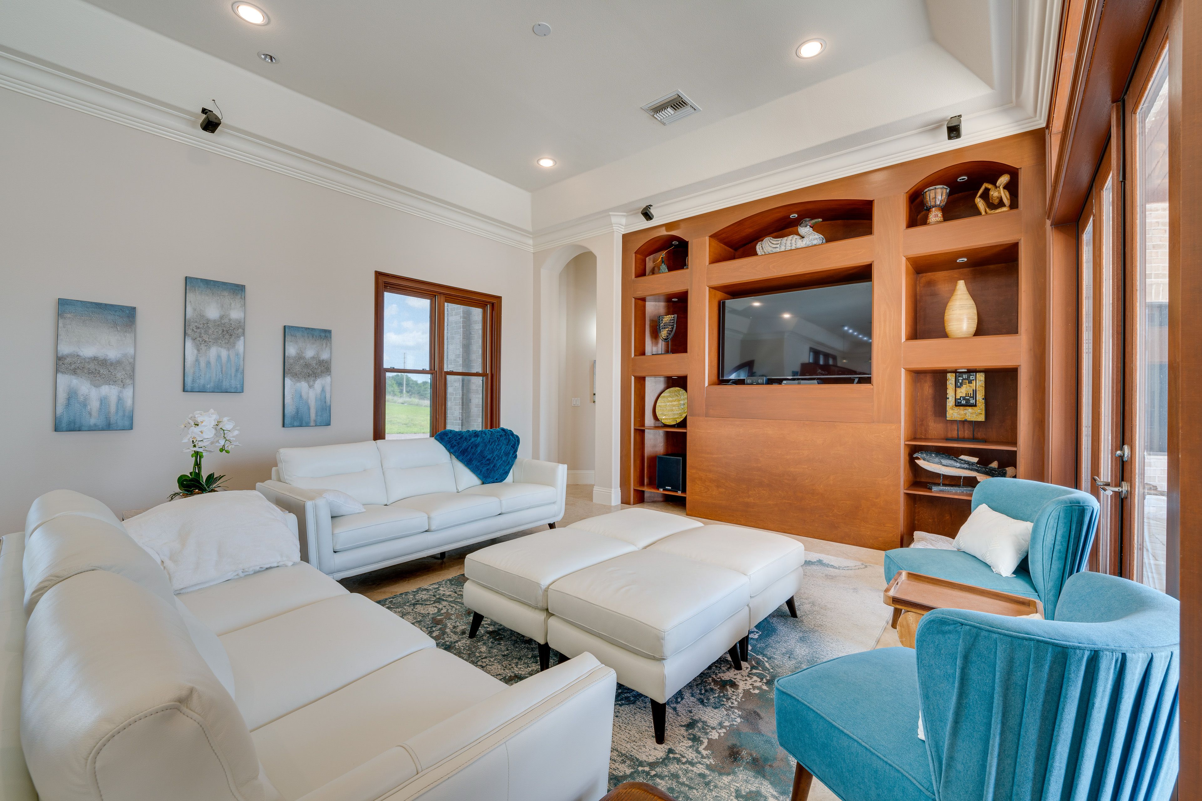 Living Room | Free WiFi | Smart TV | Central A/C & Heating
