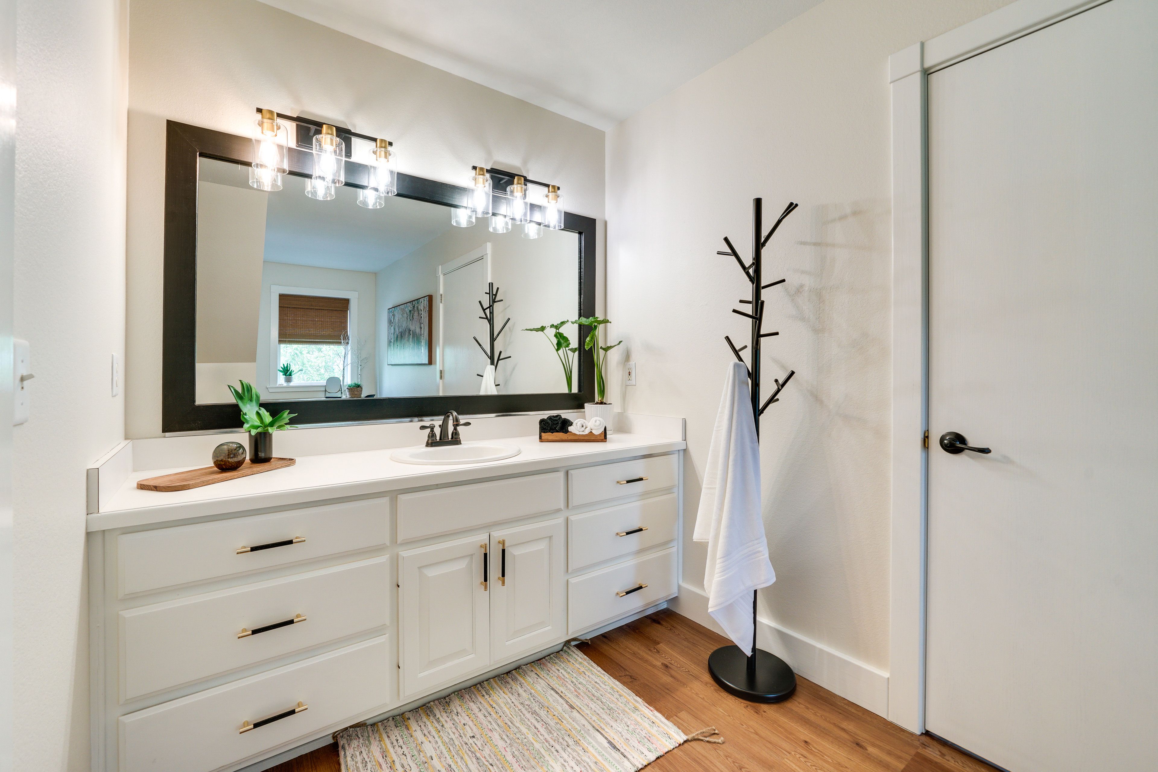 Full Bathroom | 2nd Floor