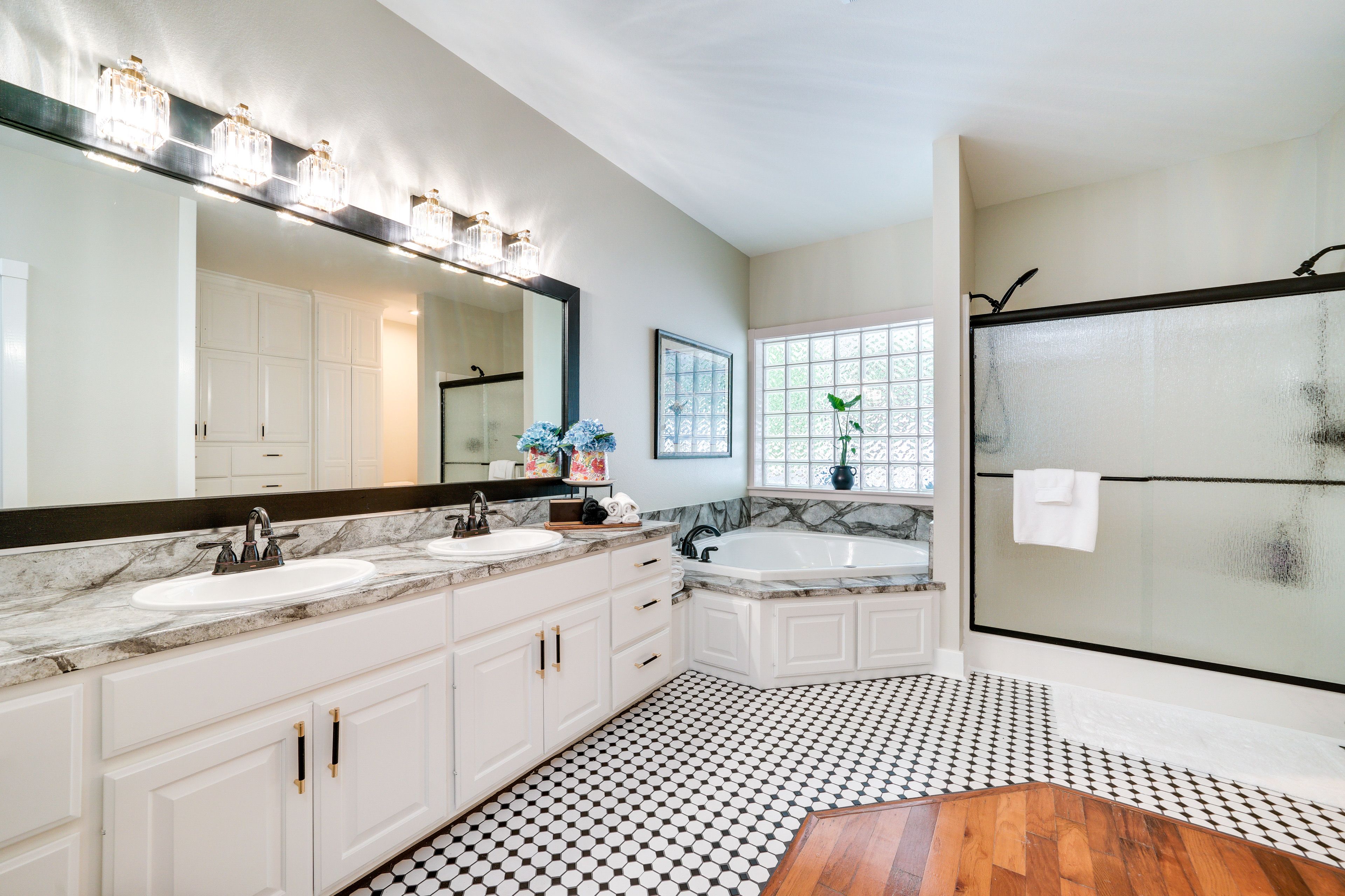 Full Bathroom | 1st Floor | Towels Provided