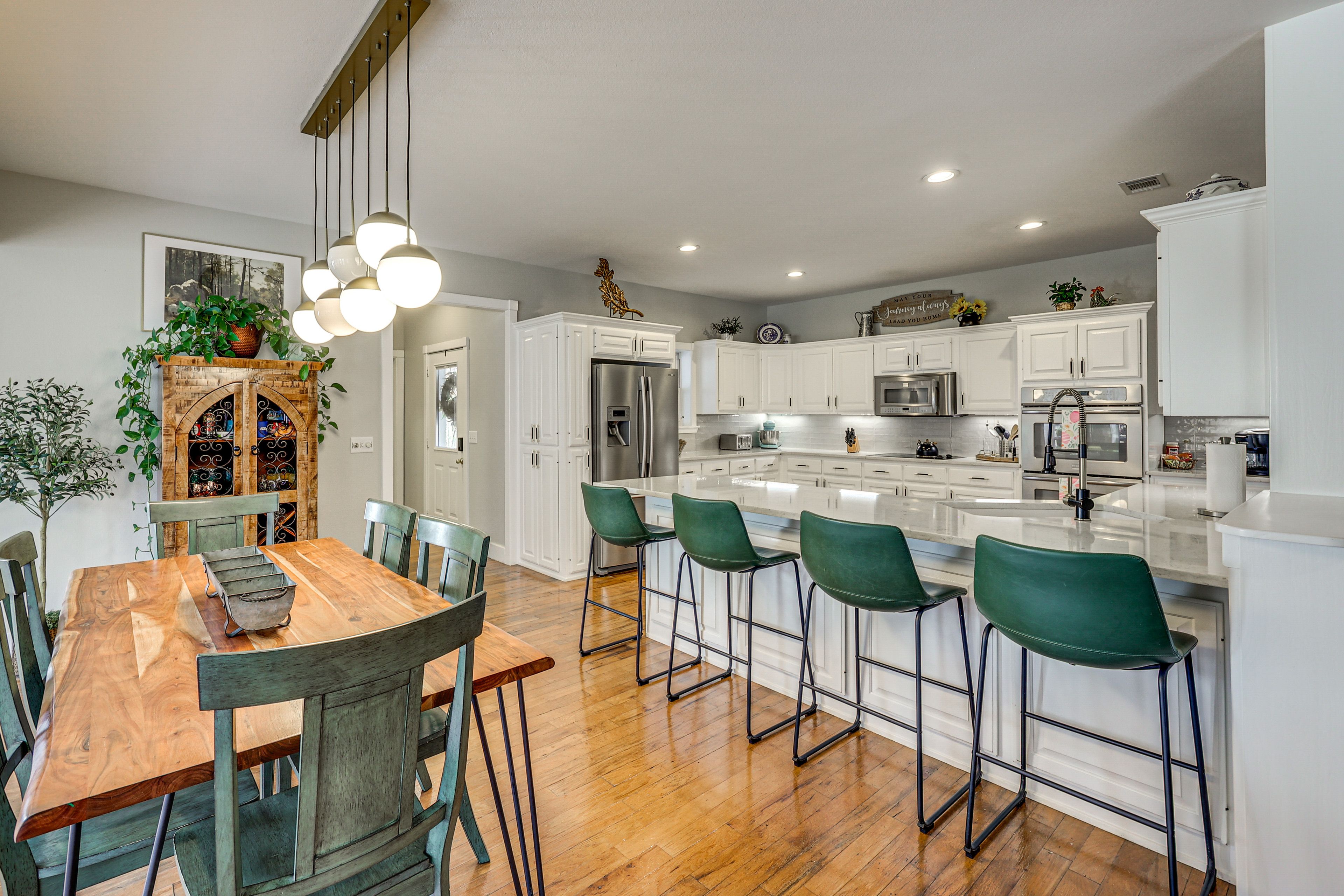 Dining Area | Dishware & Flatware Provided
