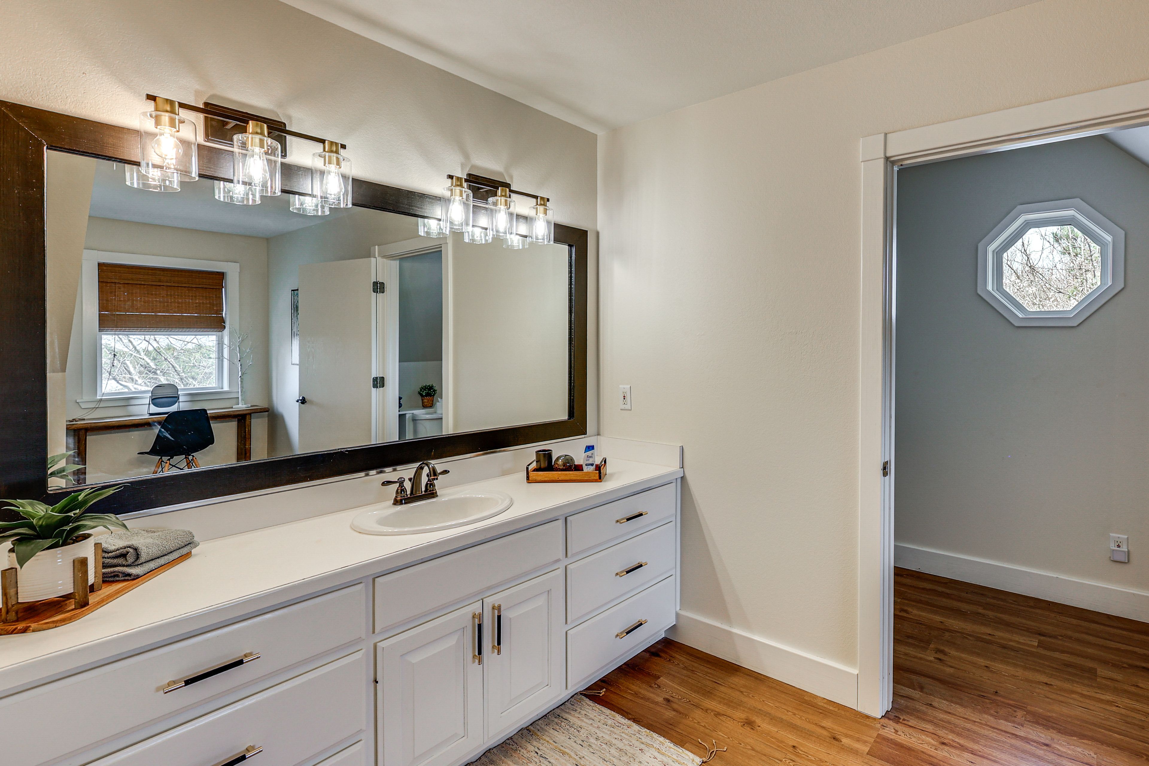 Full Bathroom | 2nd Floor