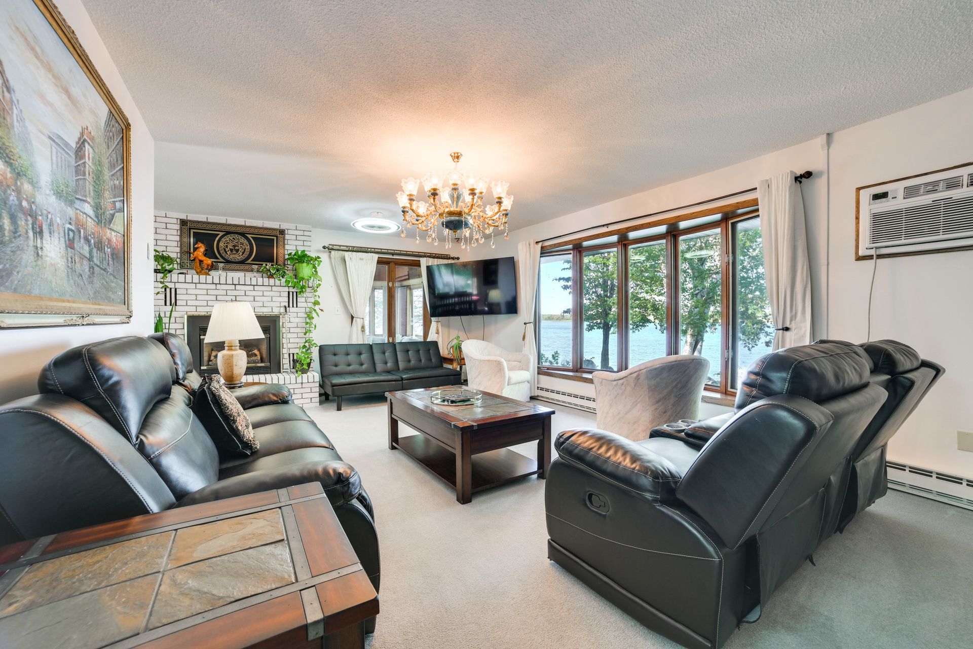 Living room — main level, free WiFi, window A/C, Smart TV
