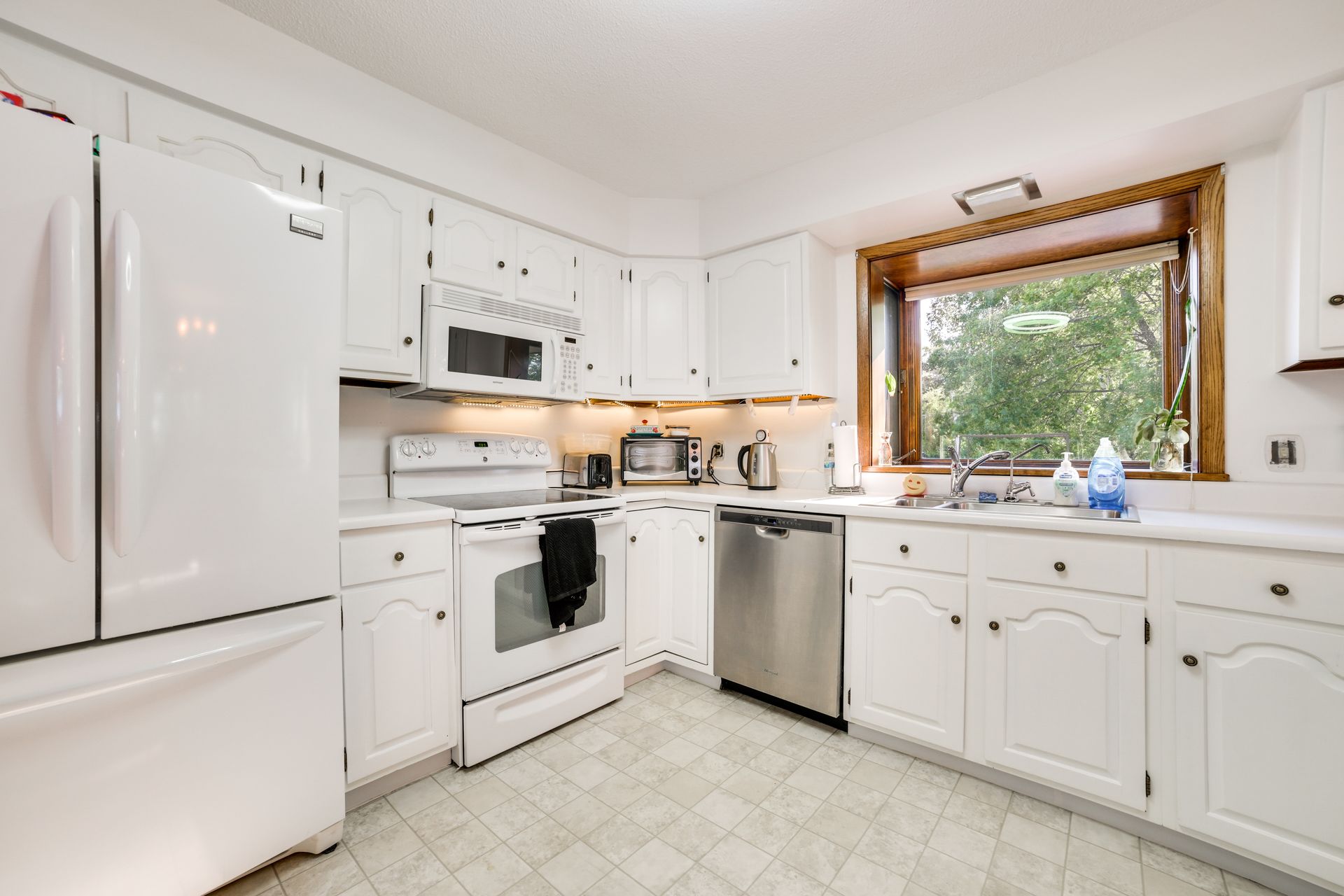 Kitchen — main level, slow cooker