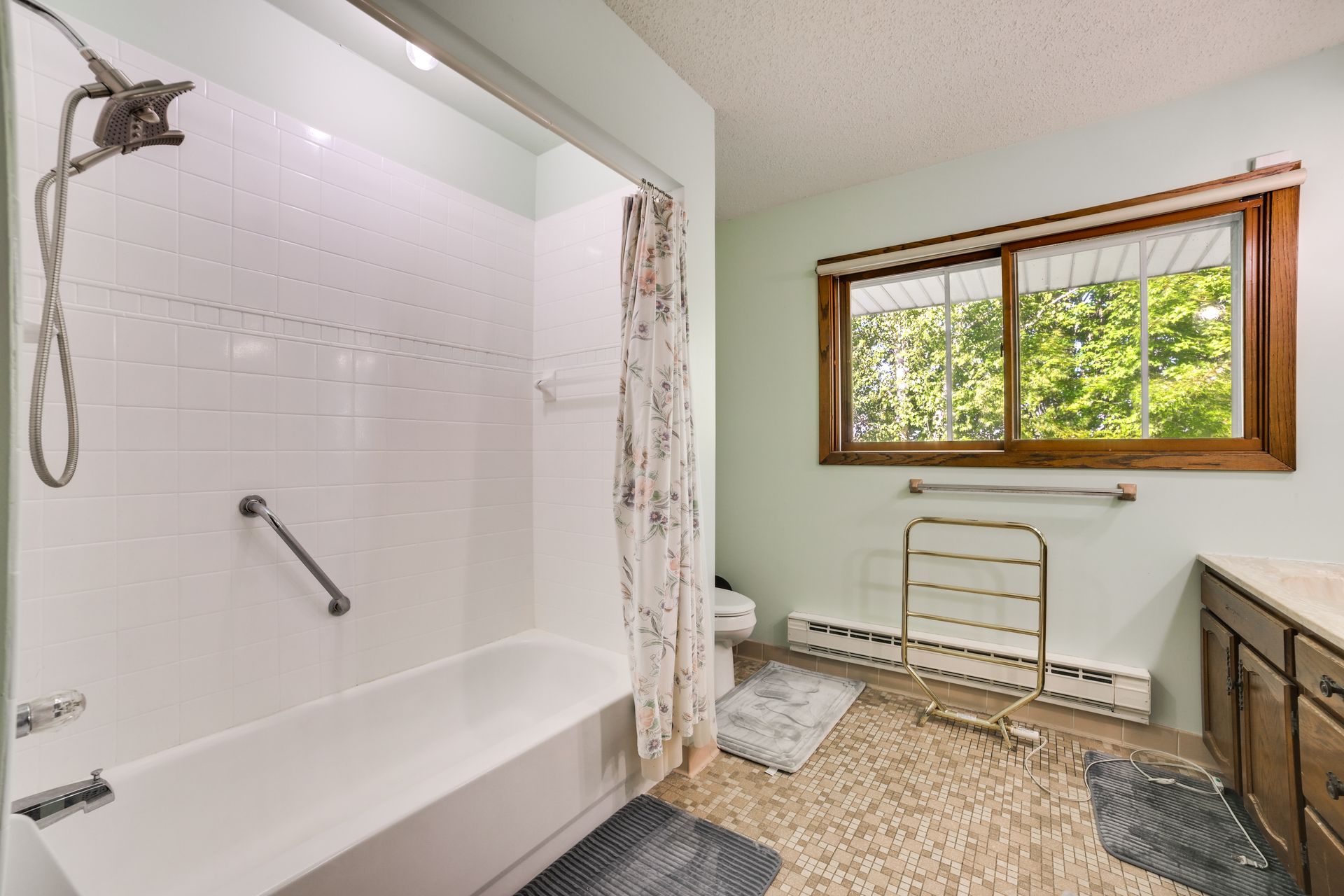 Full bathroom — upper level