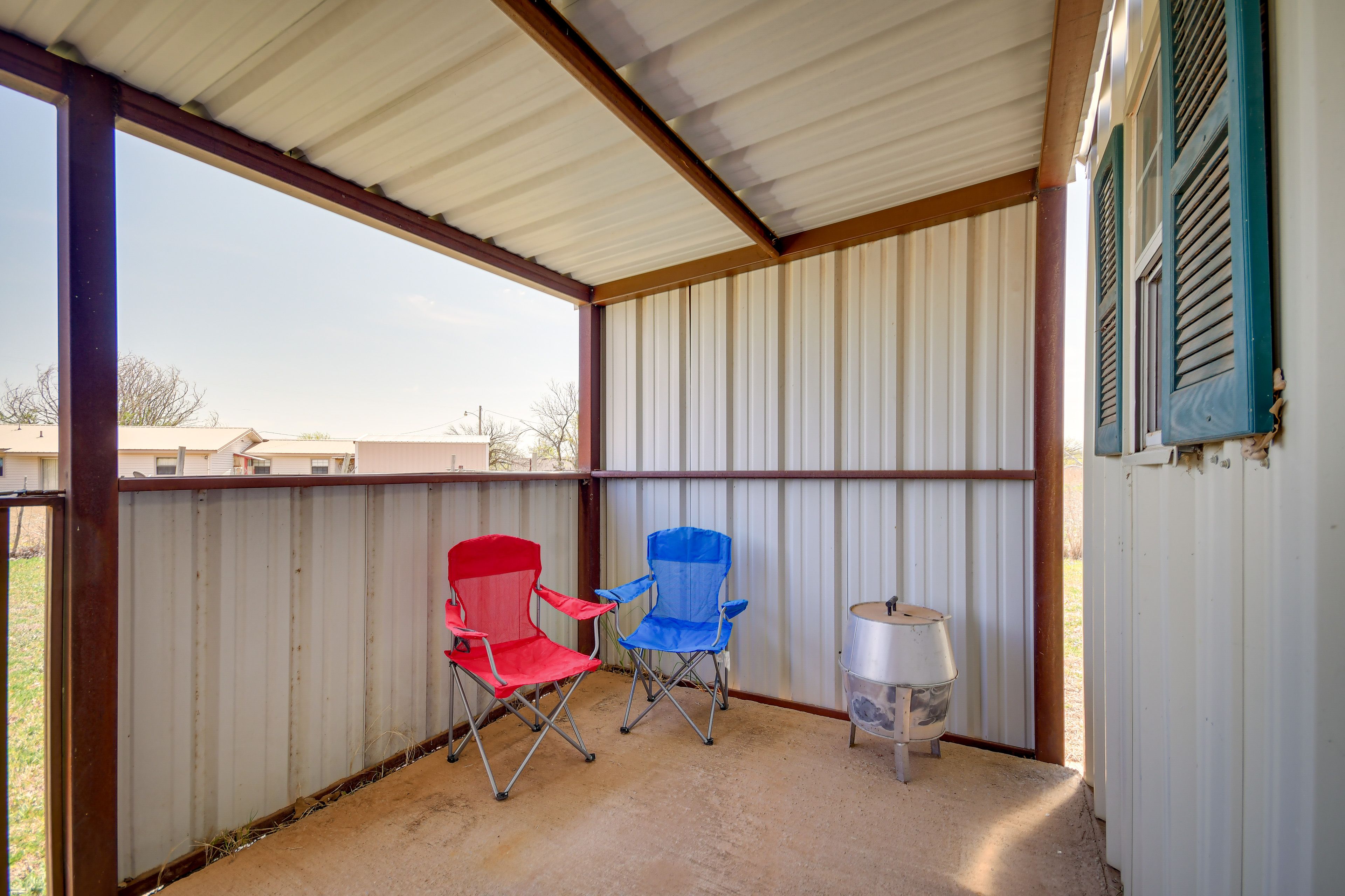 Porch | Grill | Kayaks