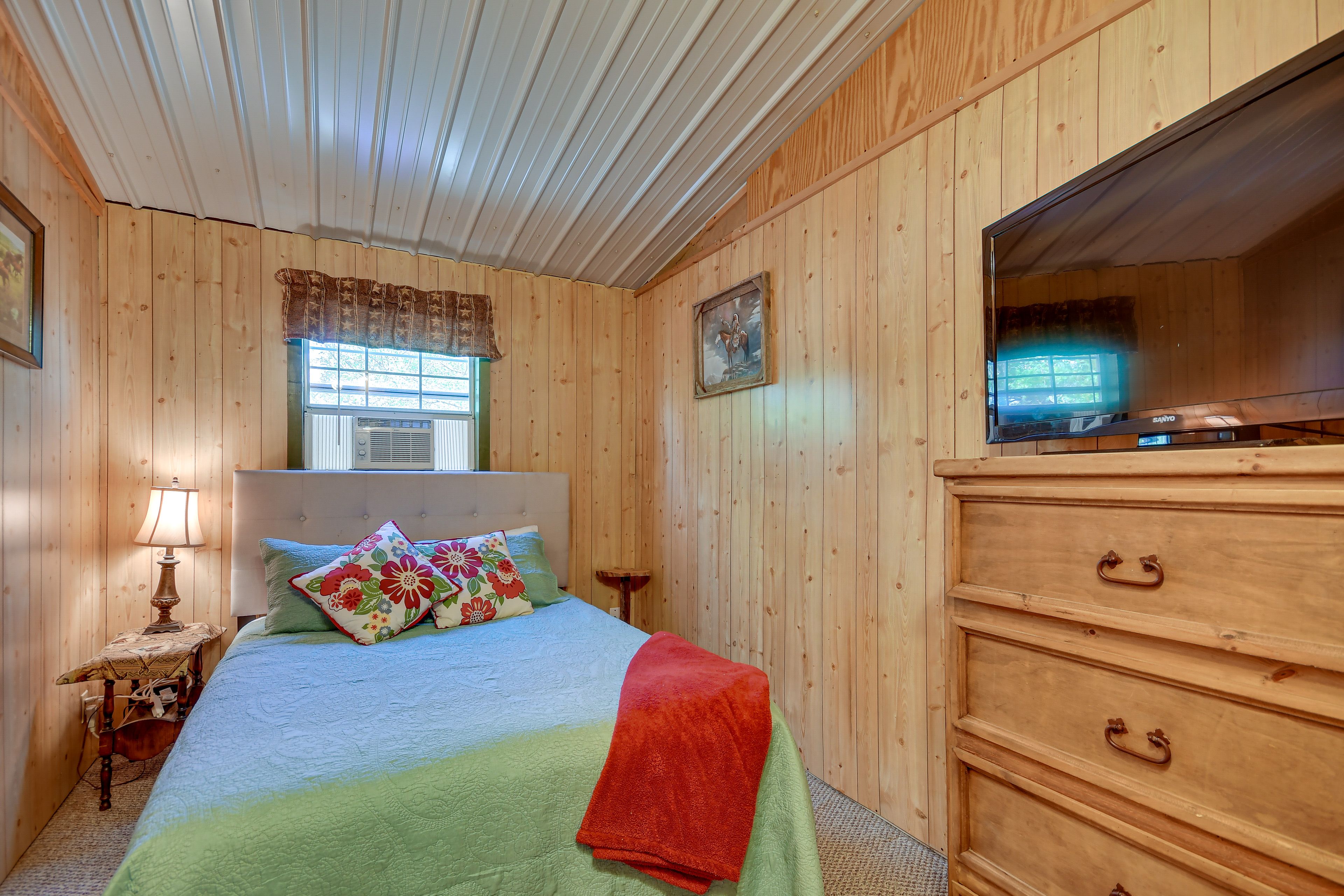 Bedroom 2 | Queen Bed