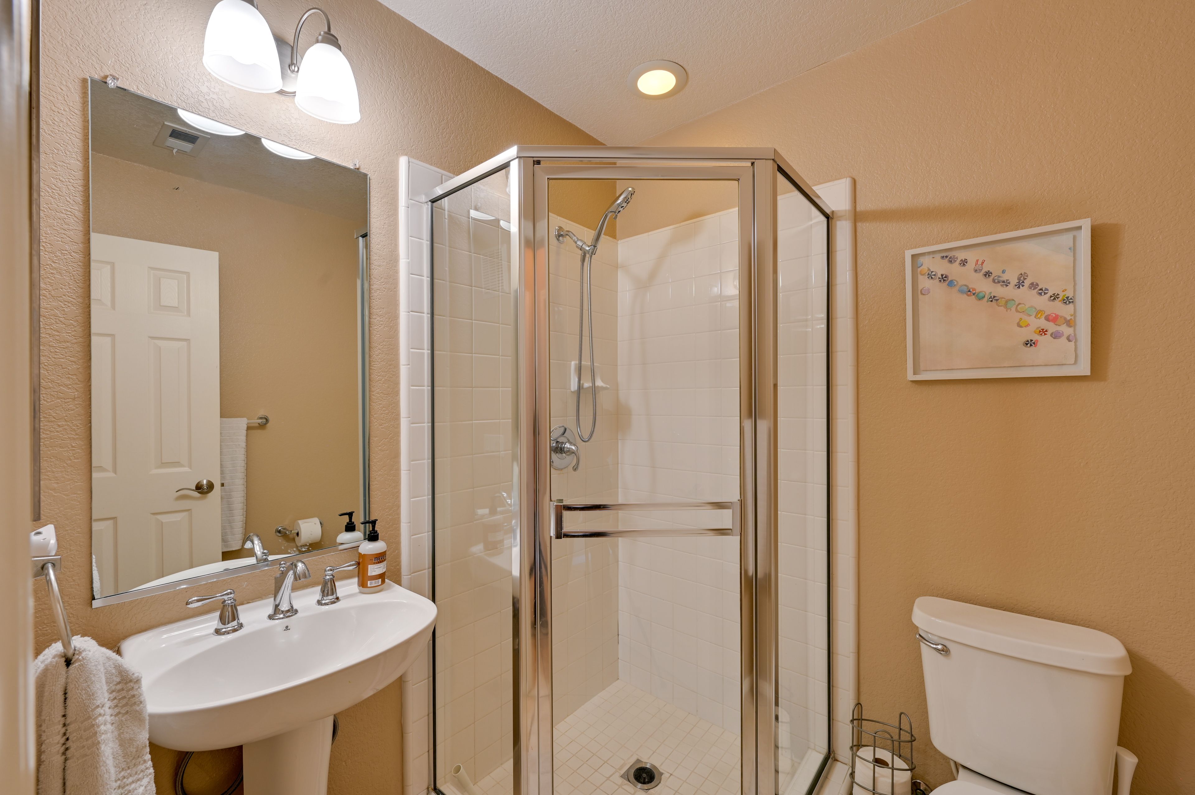Full Bathroom | Main Floor | Towels Provided