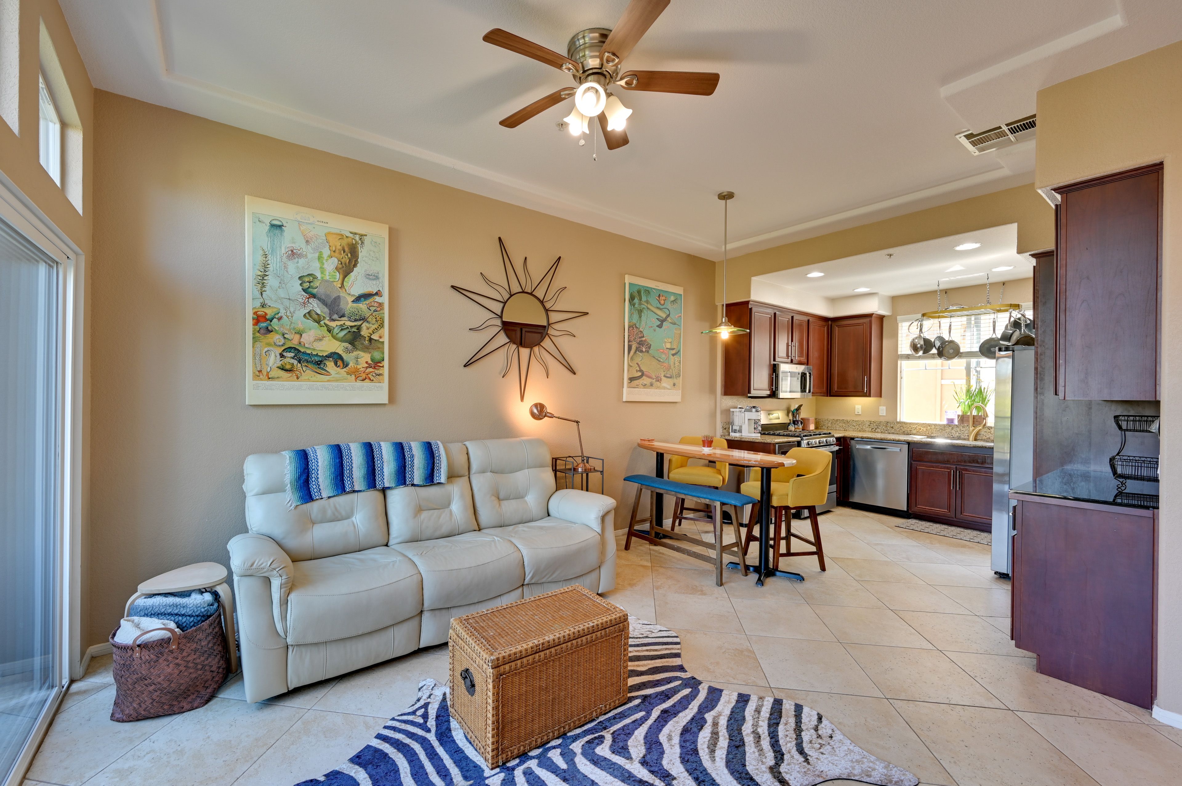 Living Room | Smart TV w/ Cable | Gas Fireplace | Central A/C & Heat