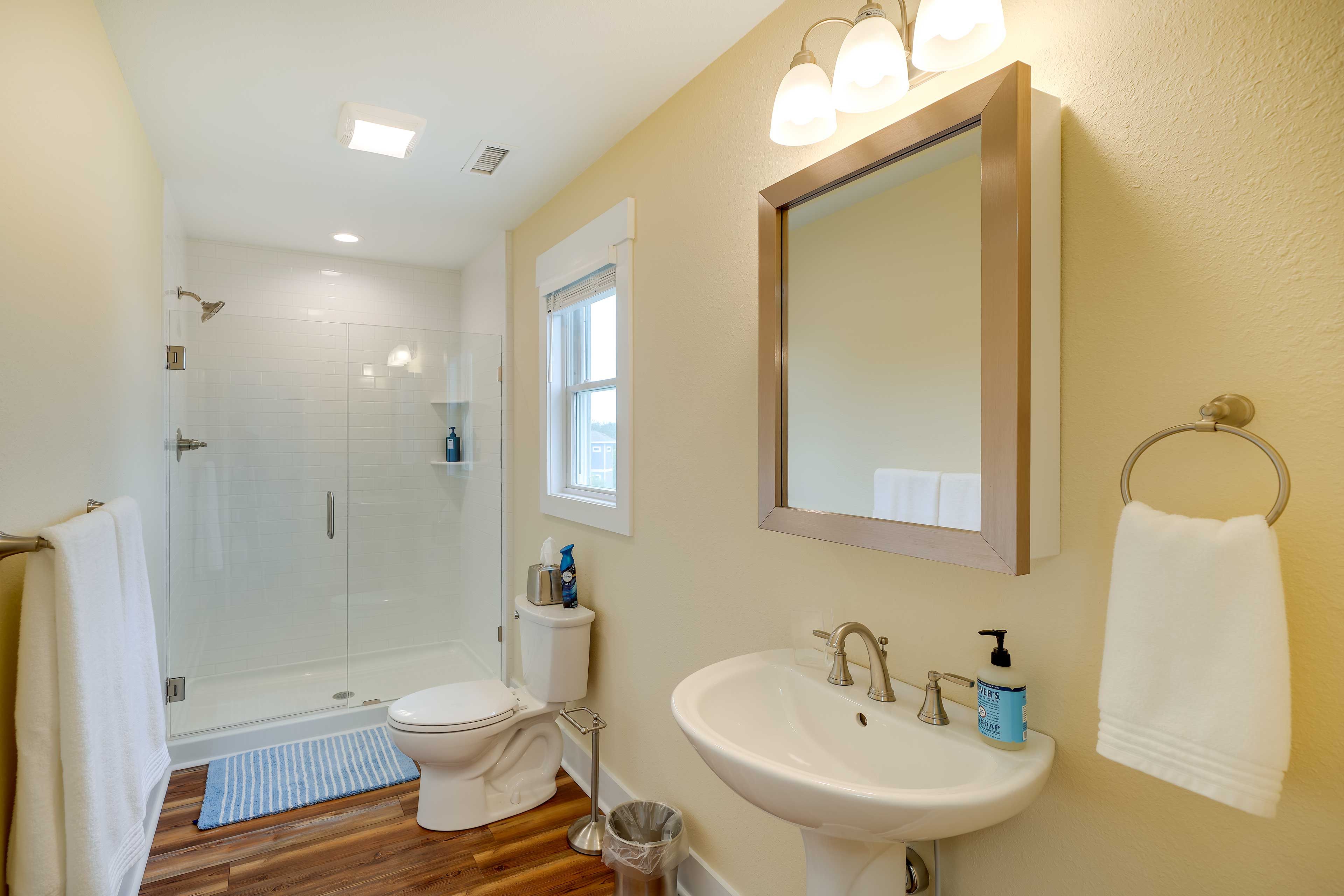 Full Bathroom | Complimentary Toiletries | 2nd Floor