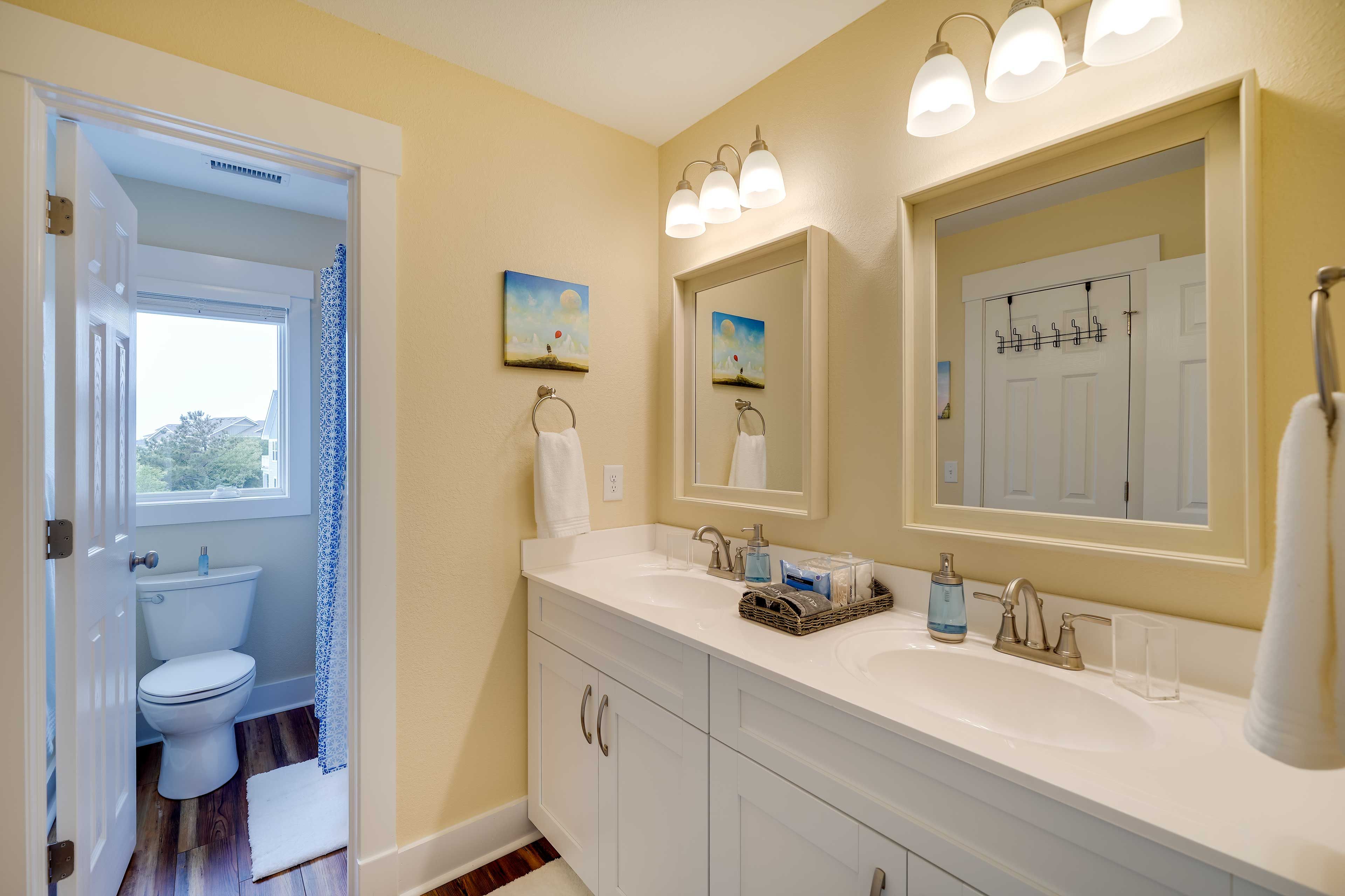 Full Bathroom | Complimentary Toiletries | 2nd Floor