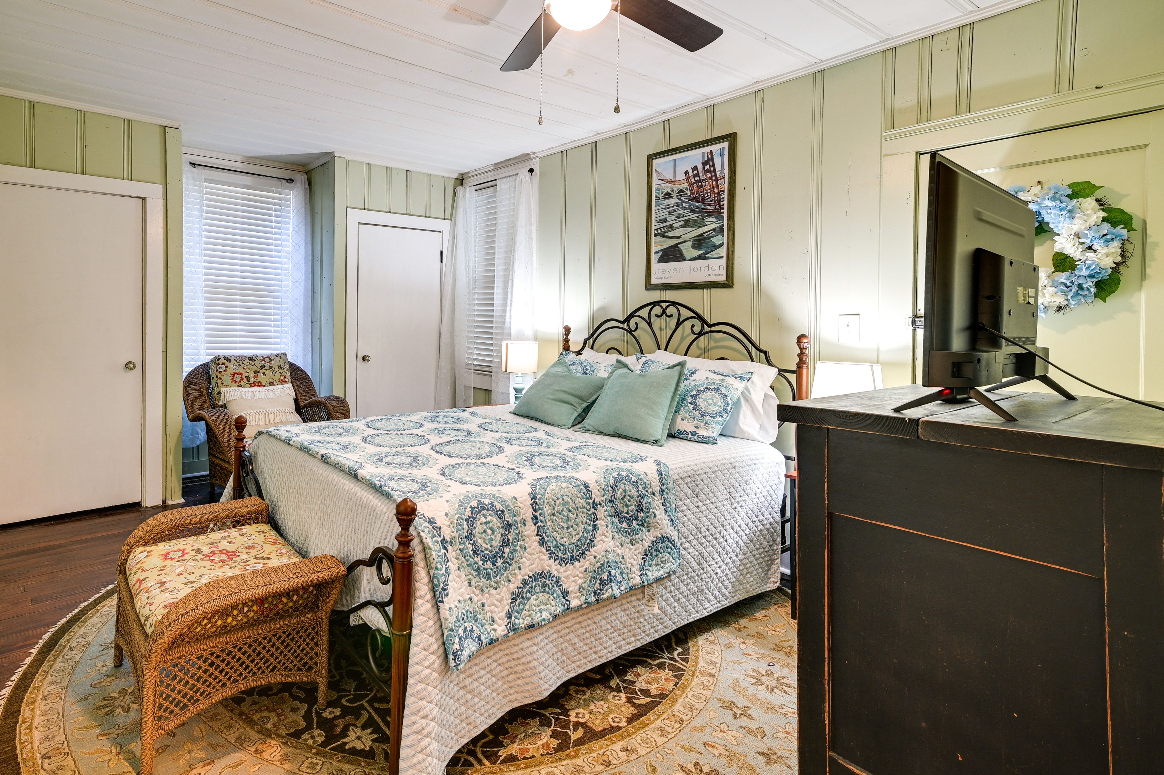Bedroom 2 | Queen Bed | Central Heating