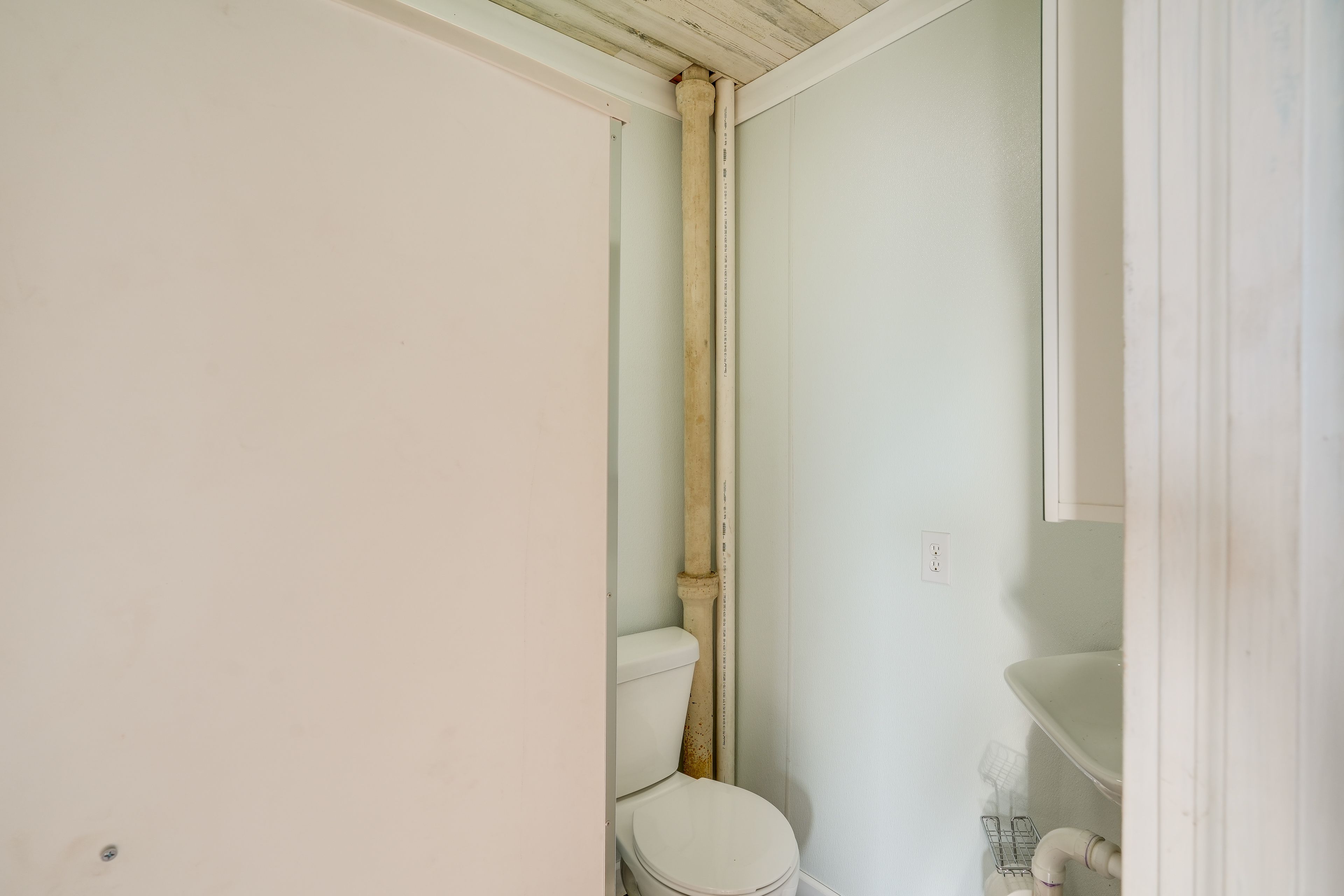 Full Bathroom | Complimentary Toiletries | Towels Provided