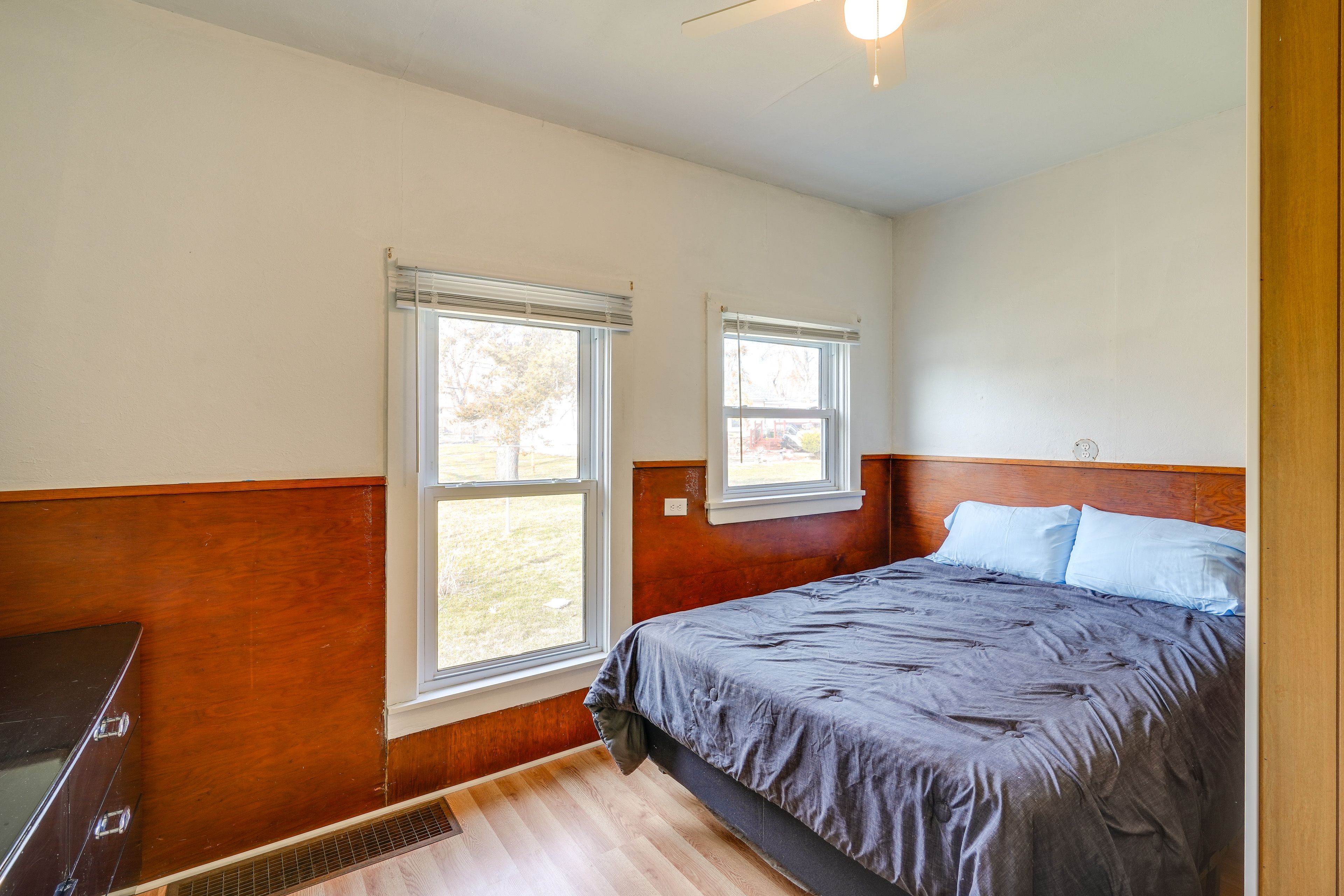 Bedroom | King Bed | Linens Provided | Ceiling Fans