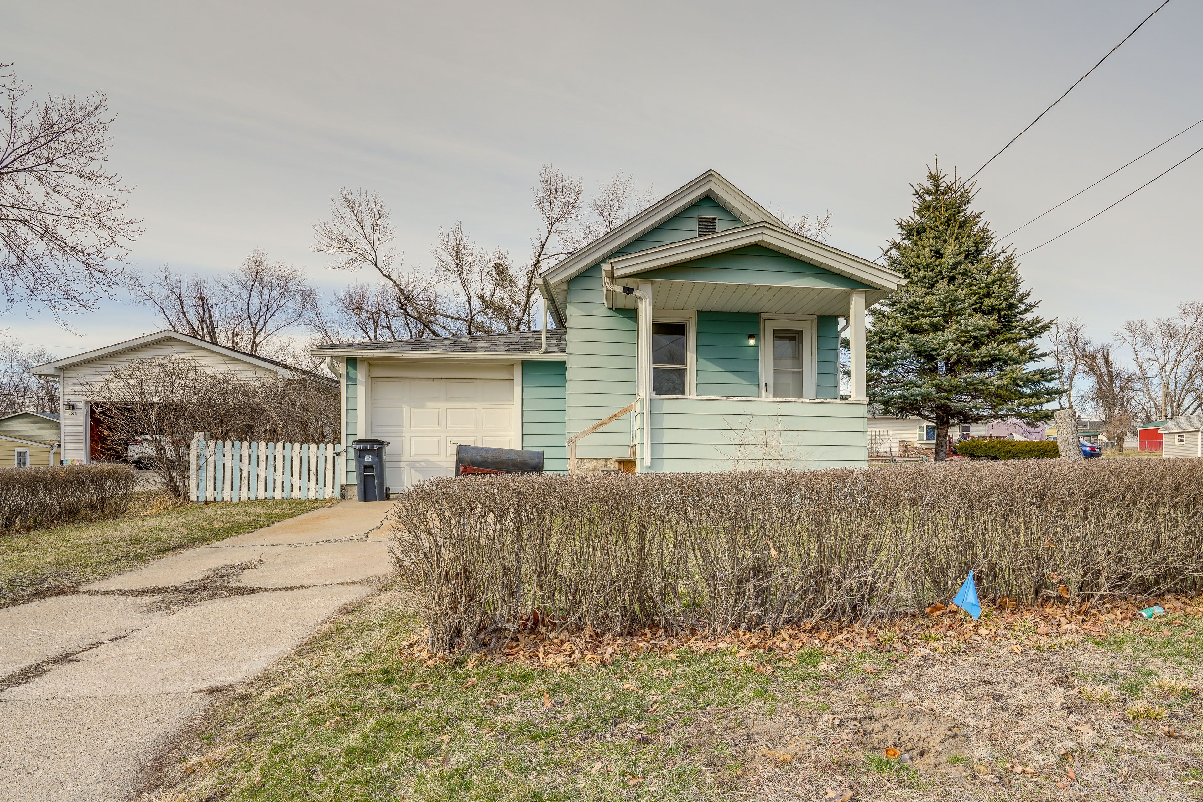Home Exterior | Parking | Driveway (1 Vehicle) | No Garage Access