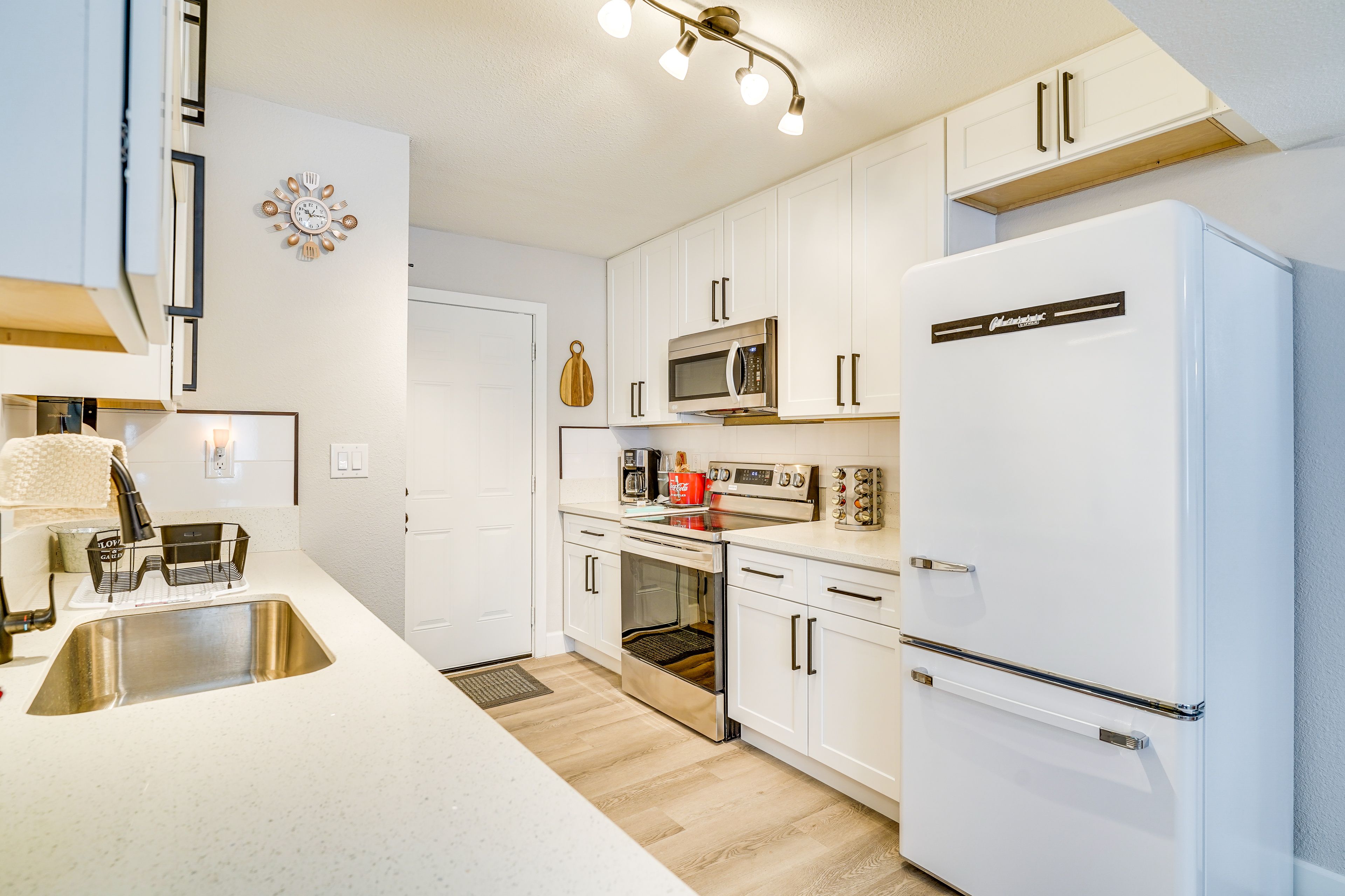 Kitchen | Equipped w/ Cooking Basics