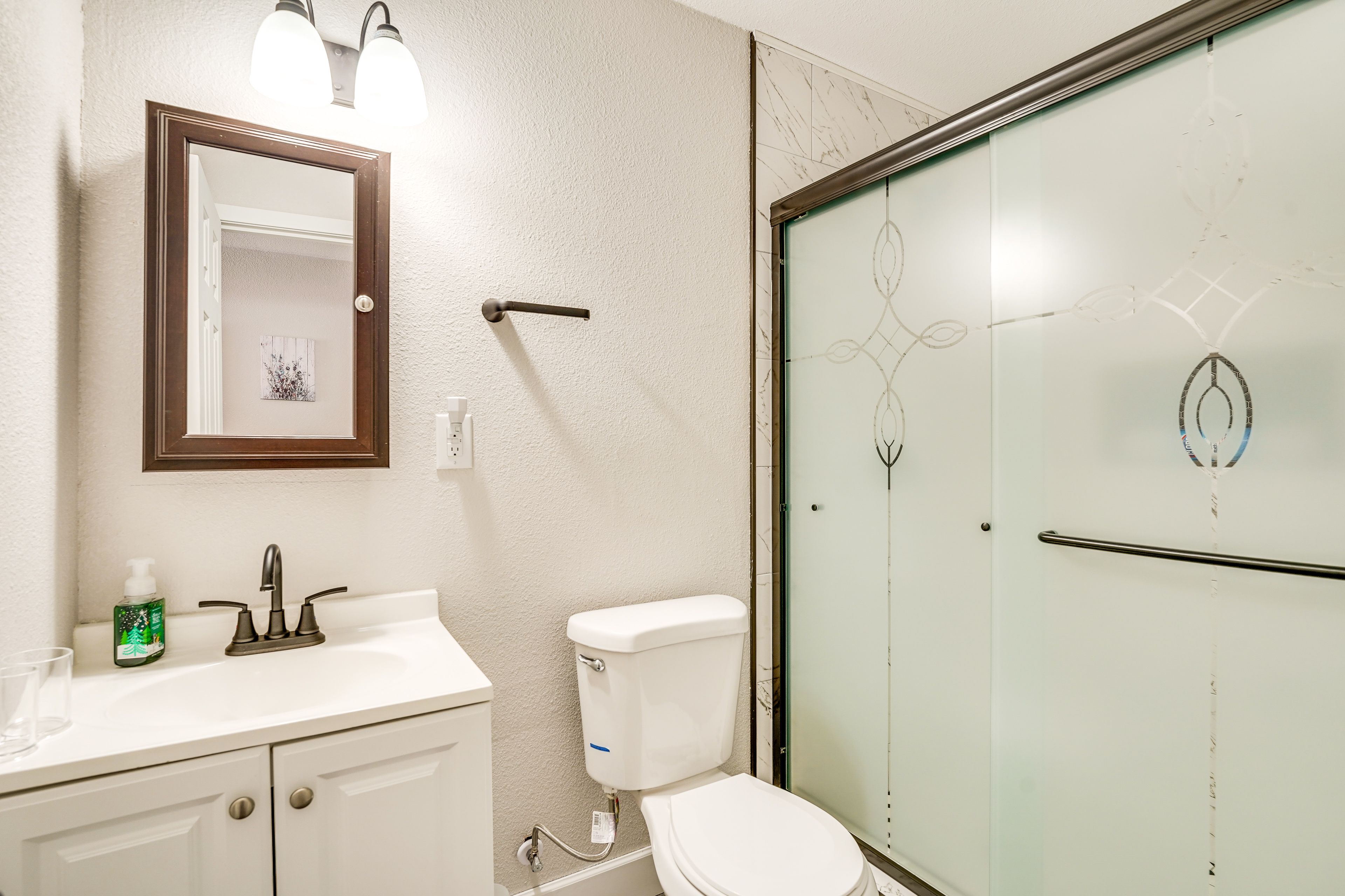 Full Bathroom | Towels Provided