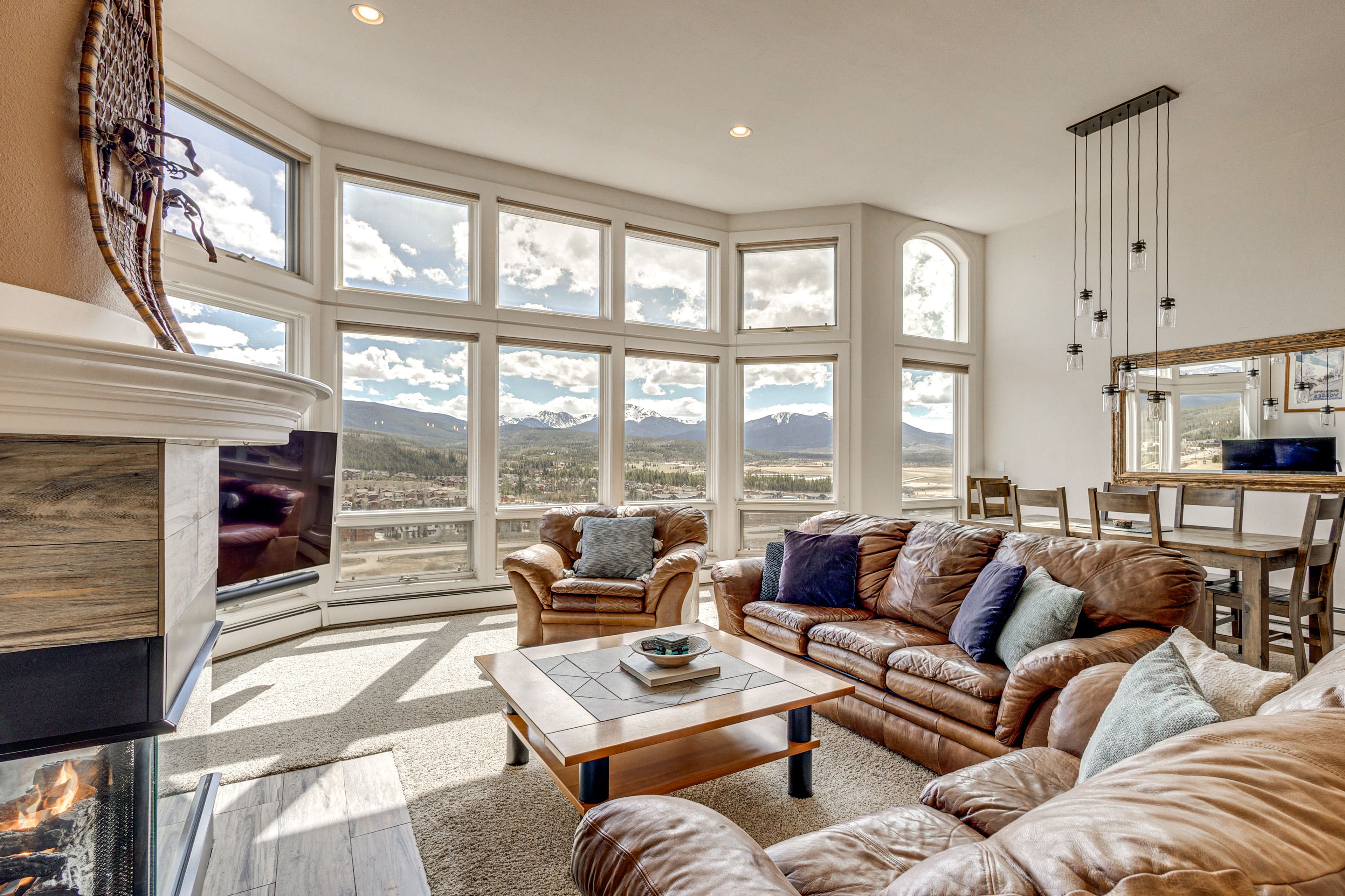 Living Area | Flat-Screen TV w/ Cable | Gas Fireplace | Main Floor