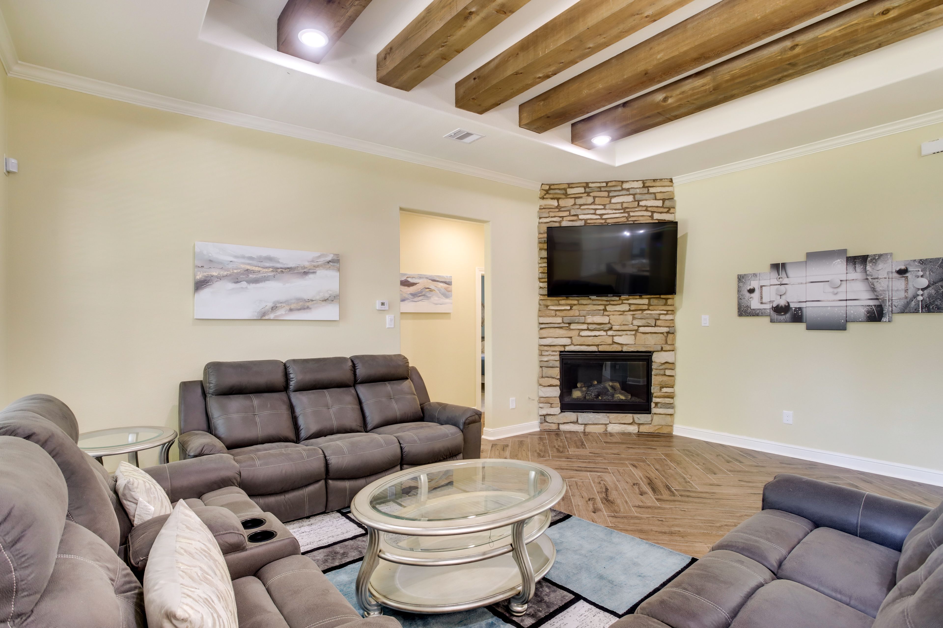 Living Room | Smart TV | Fireplace | Central Air Conditioning | Ceiling Fans