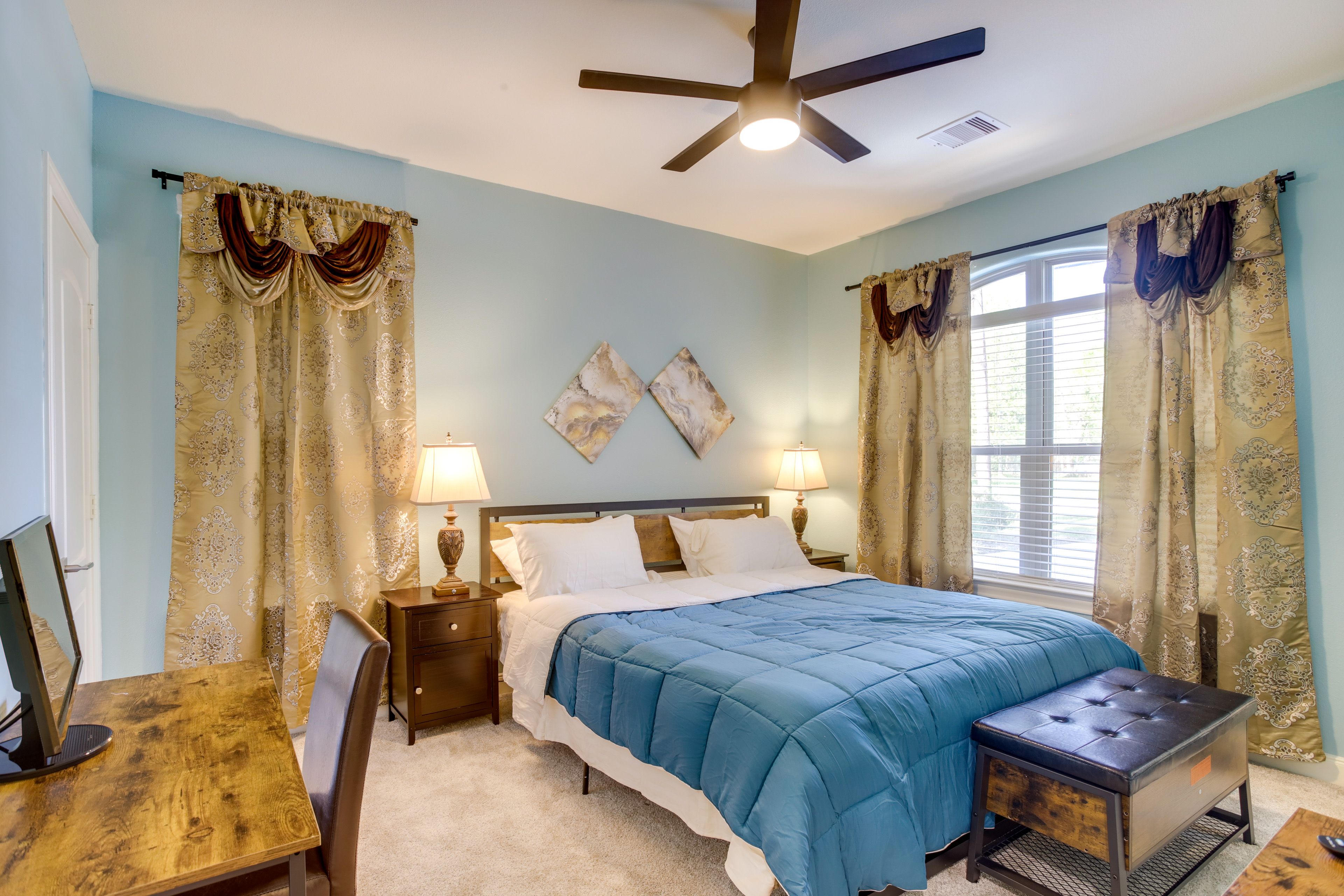 Bedroom 1 | King Bed | Smart TV | Computer | Linens Provided