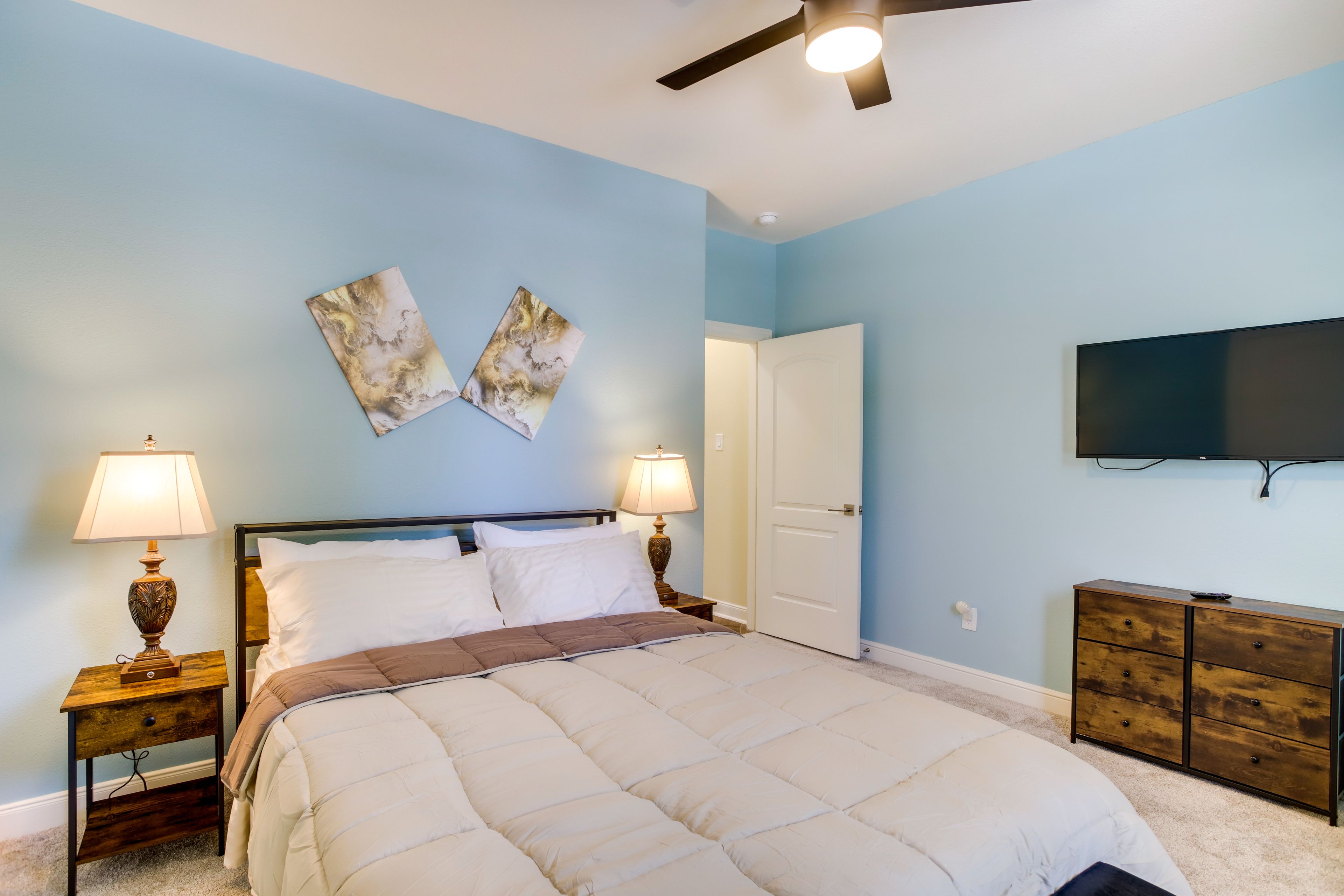Bedroom 4 | Queen Bed | Smart TV | Laptop-Friendly Workspace