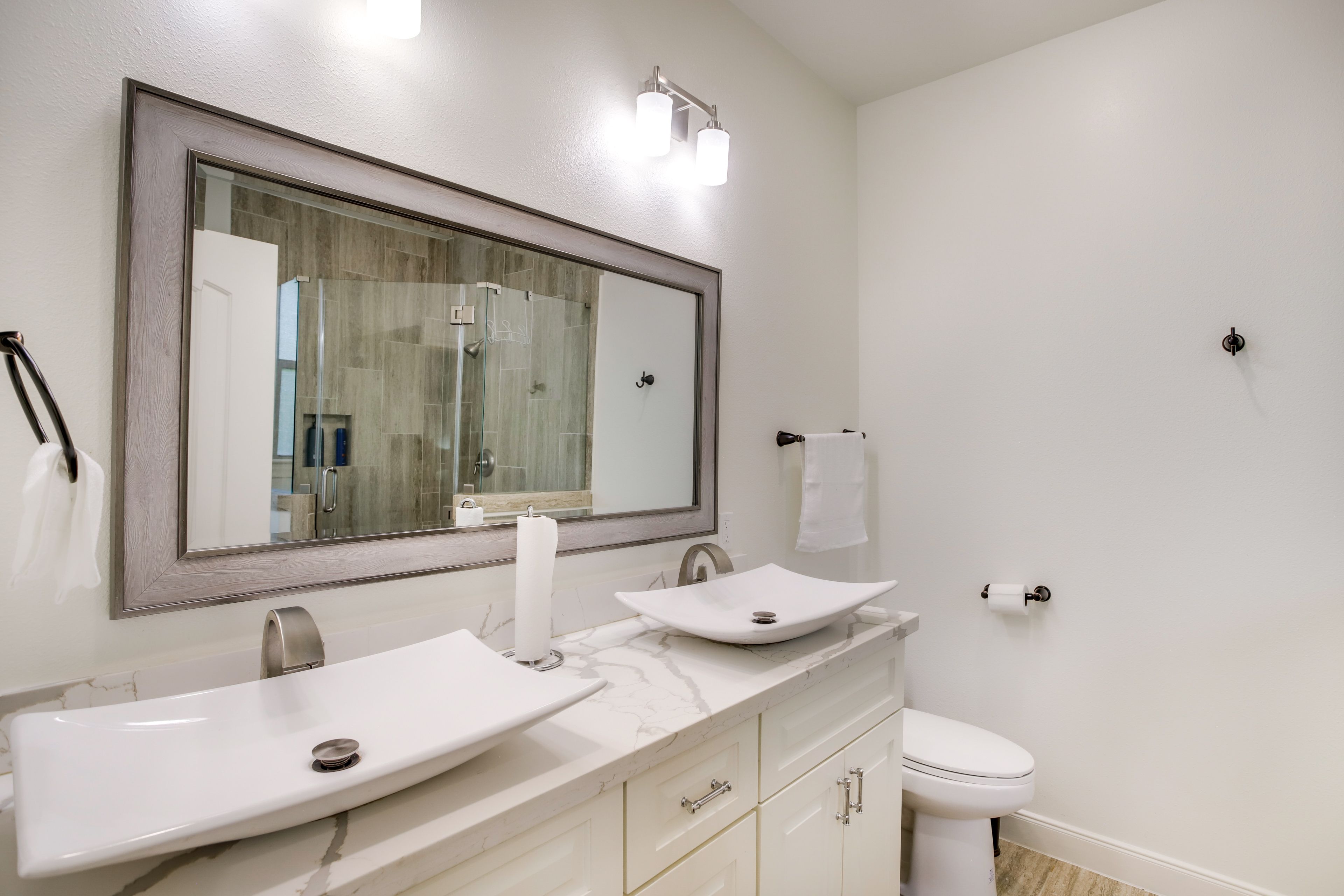 Full Bathroom | Walk-In Shower | Soaking Tub | Hair Dryer