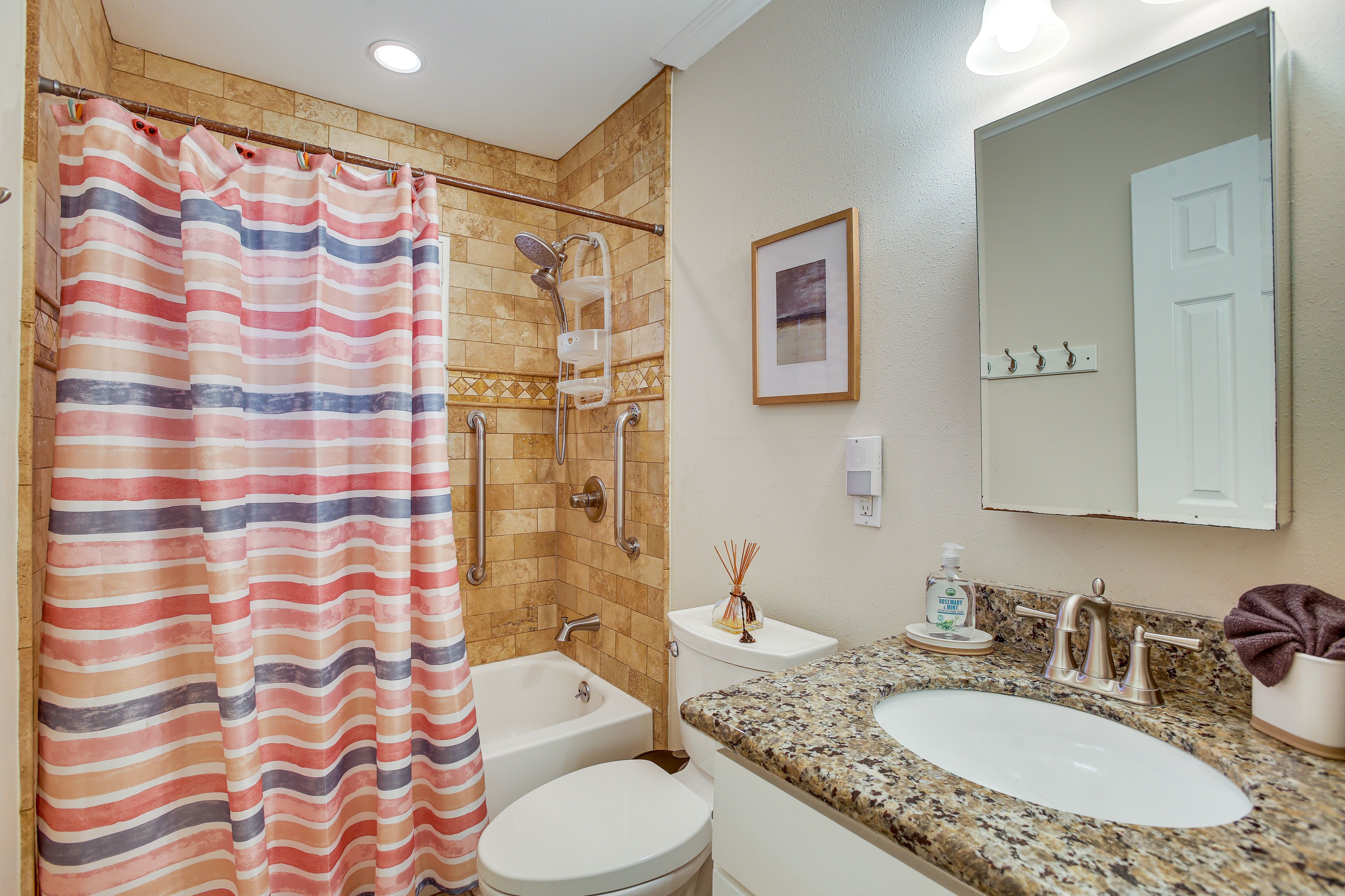 Full Bathroom | Towels Provided