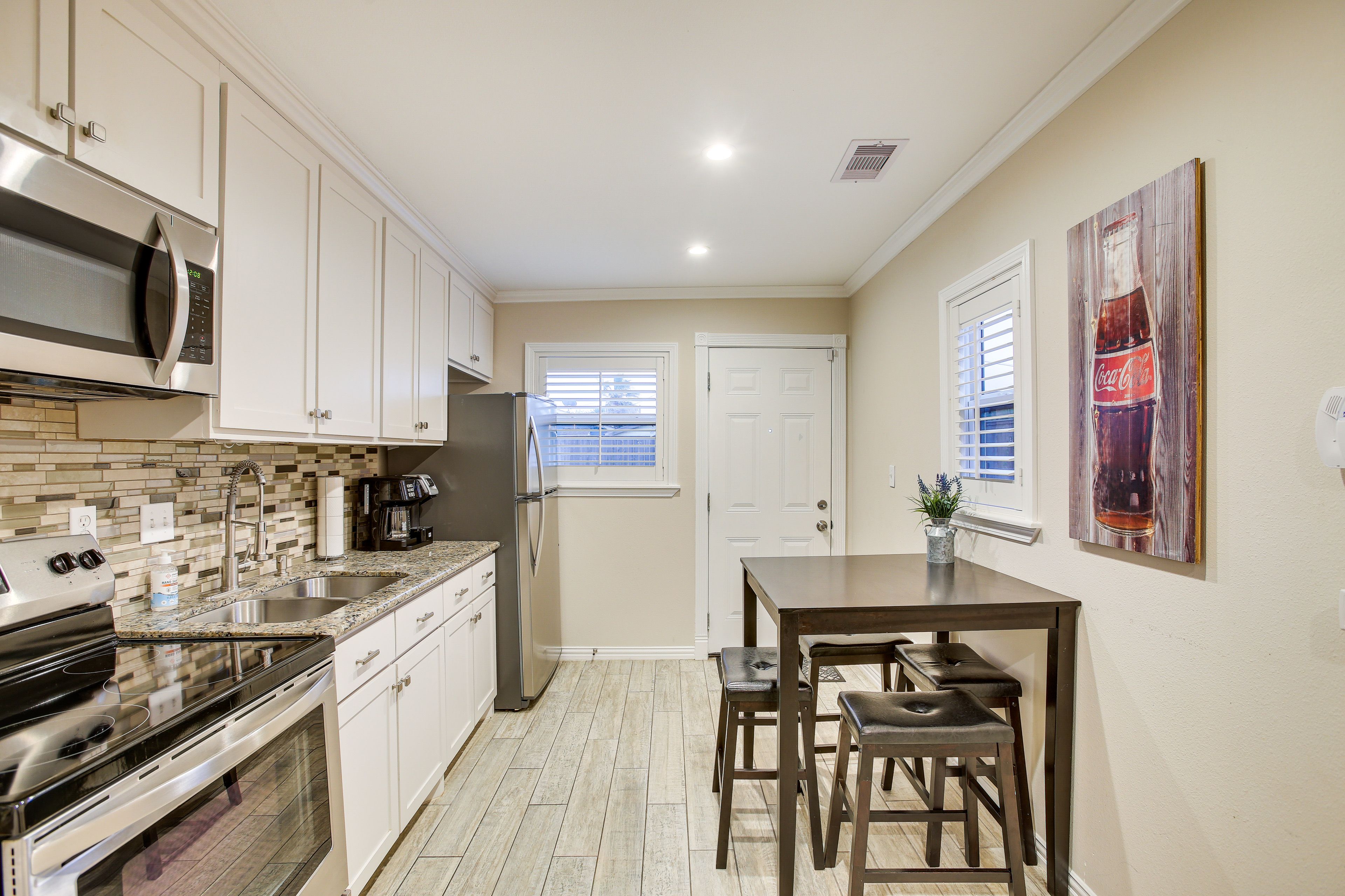 Dining Area | Dishware & Flatware Provided | Central Air Conditioning & Heating