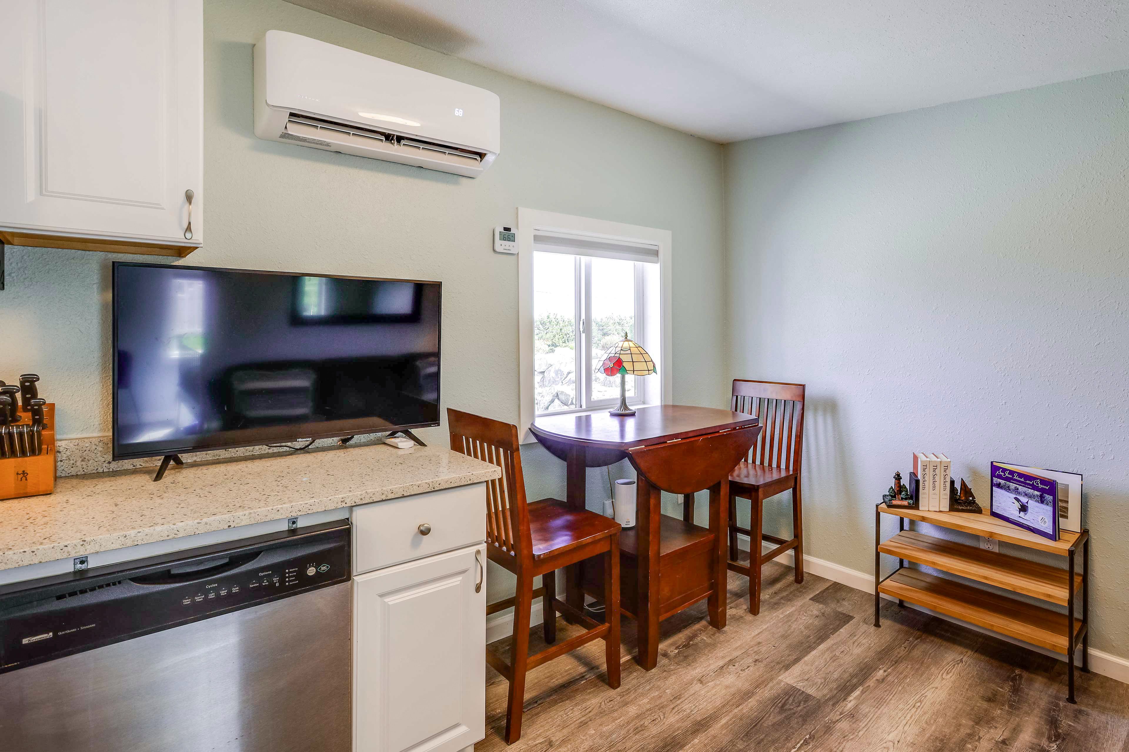 Dining Area | Dishware/Flatware