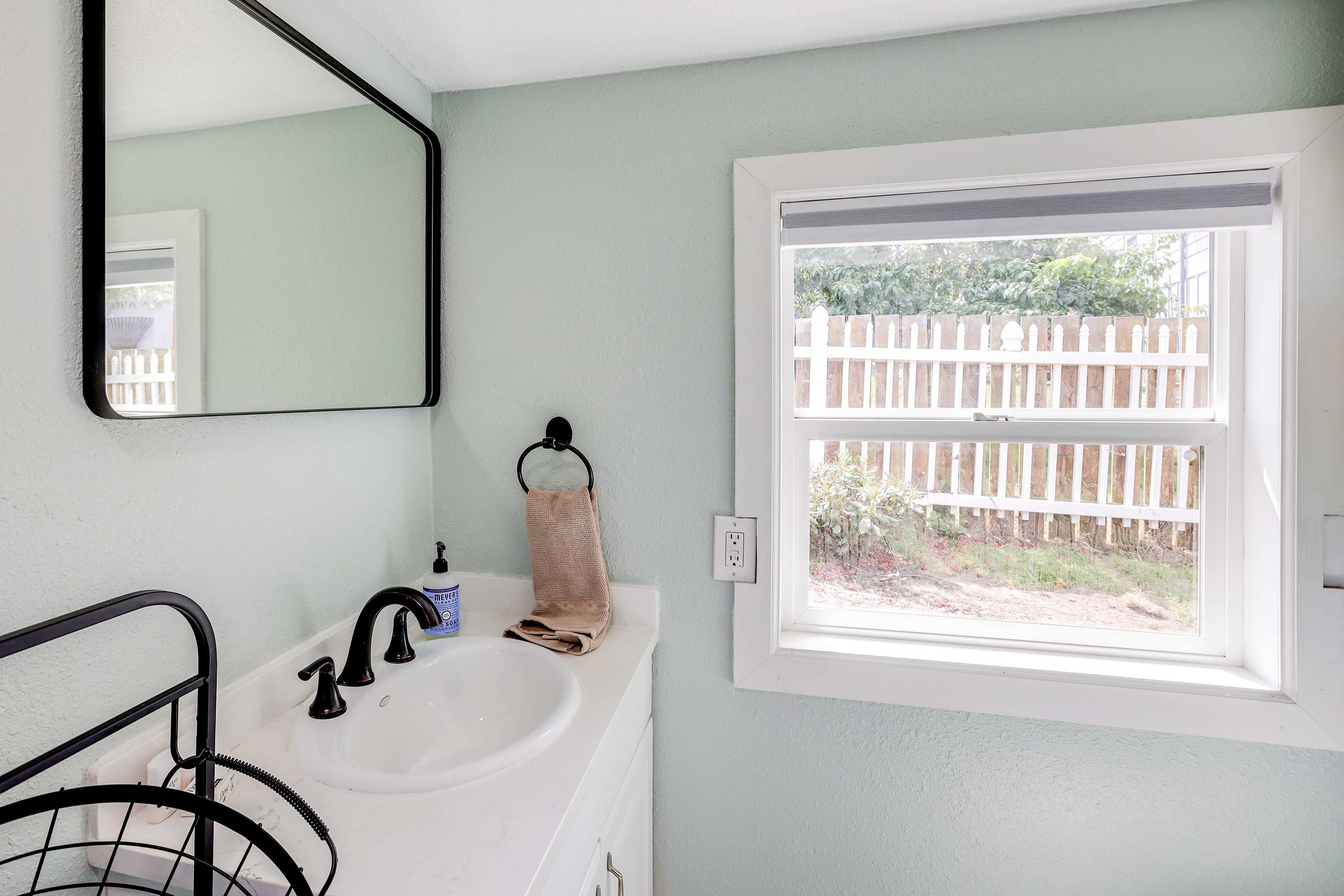 Full Bathroom | Complimentary Toiletries