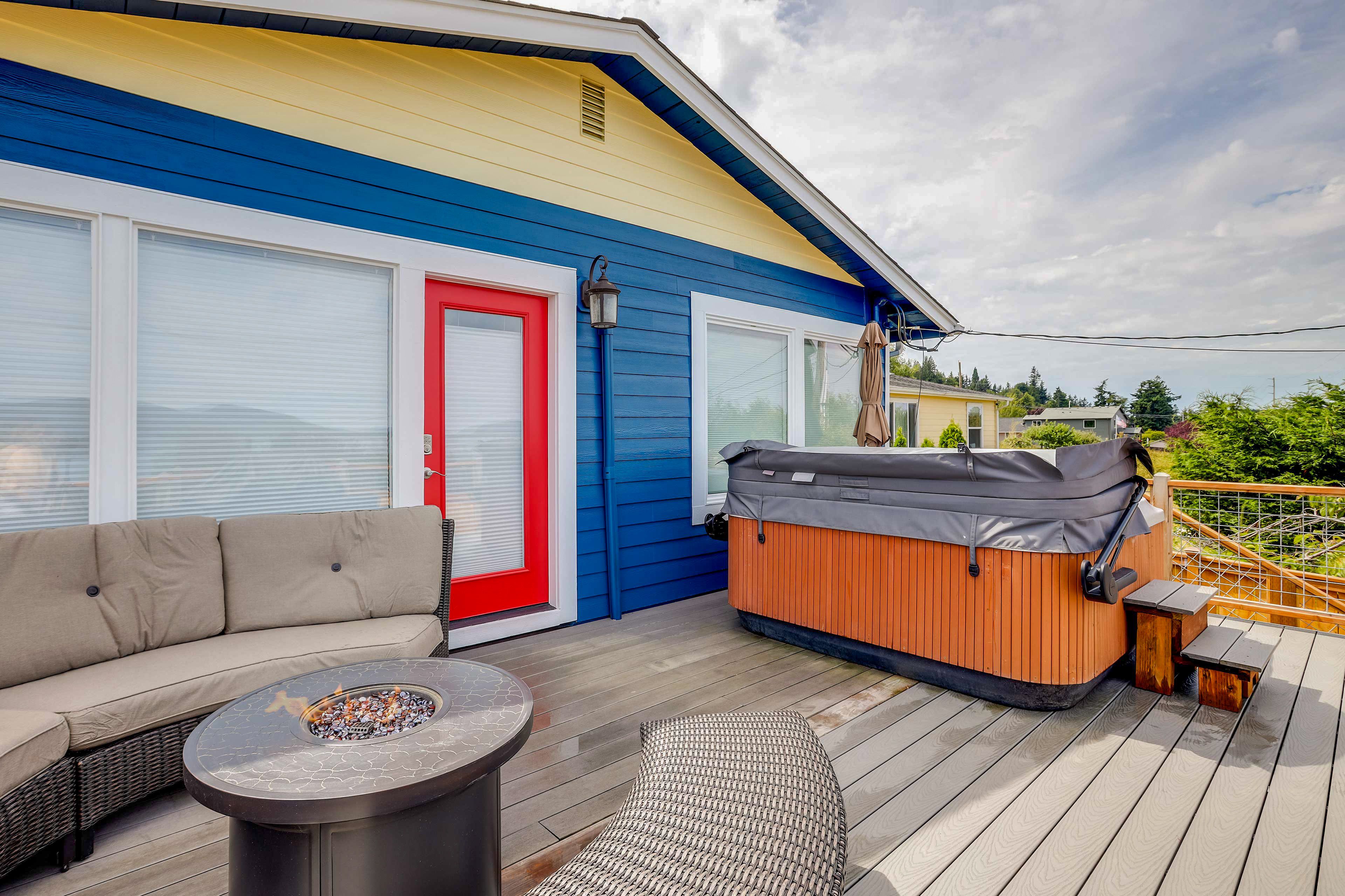 Apartment Exterior | Furnished Deck | Gas Fire Pit | Gas Grill | Shared Hot Tub