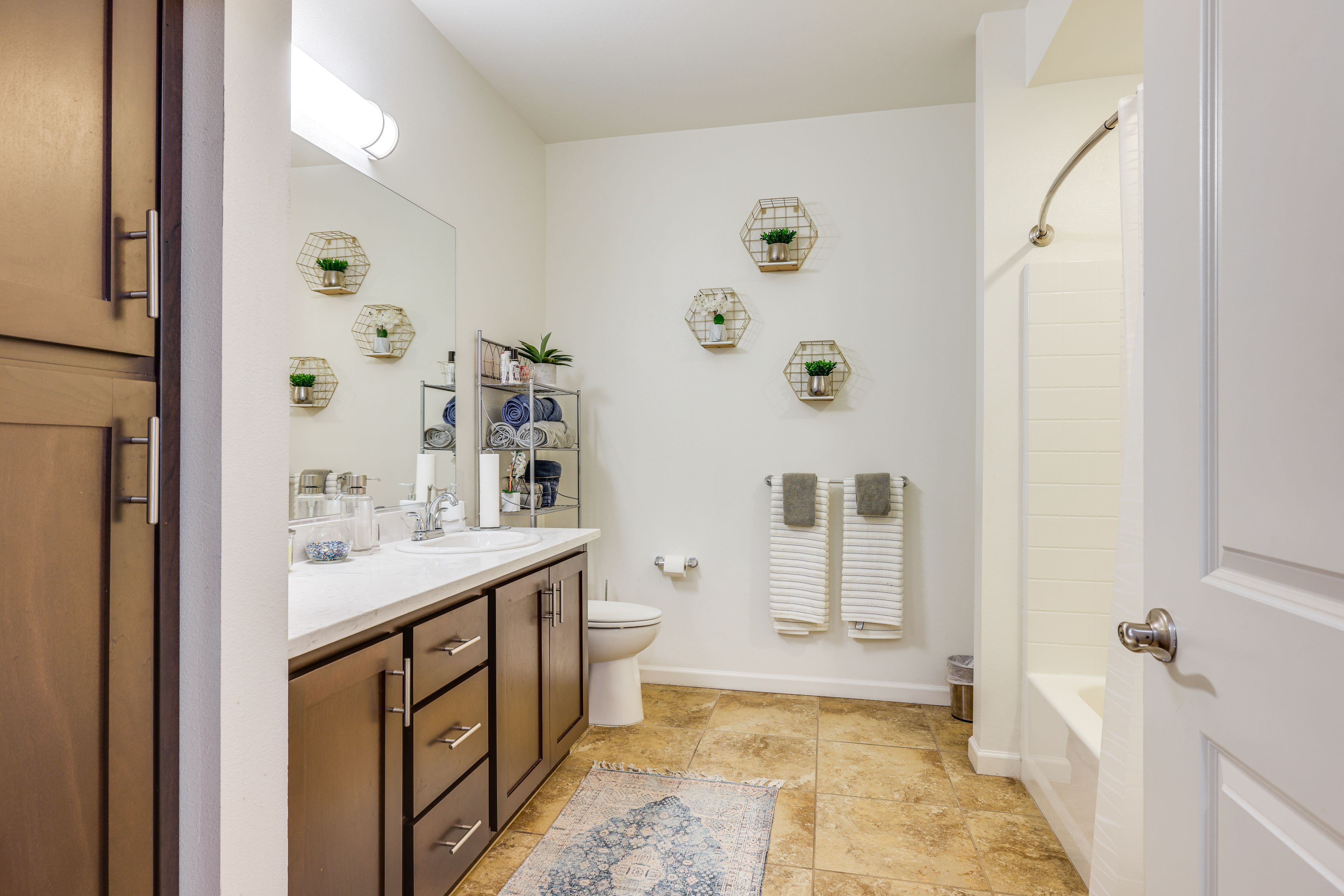 Full Bathroom | Towels Provided | Hair Dryer