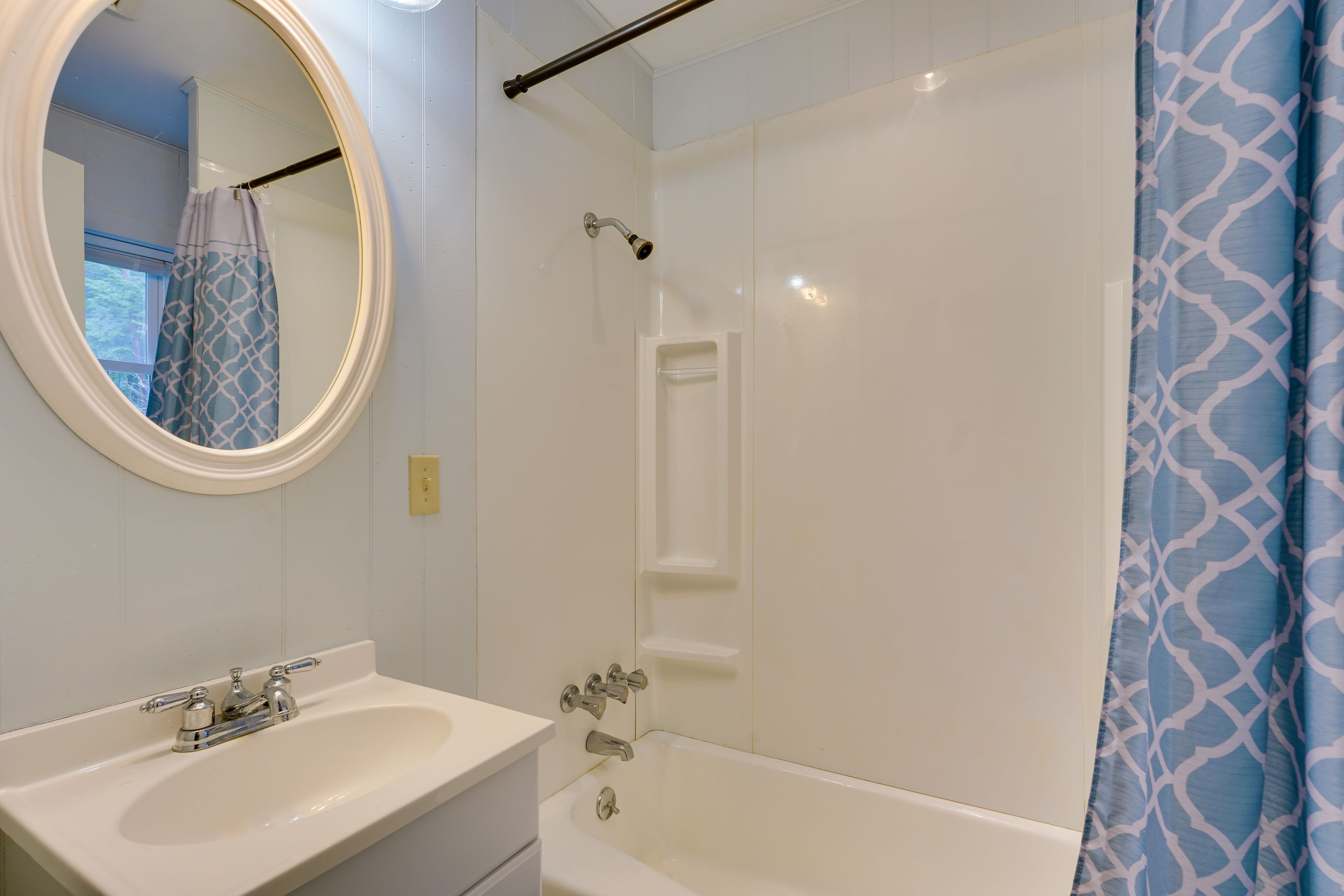 Full Bathroom | 1st Floor | Towels Provided