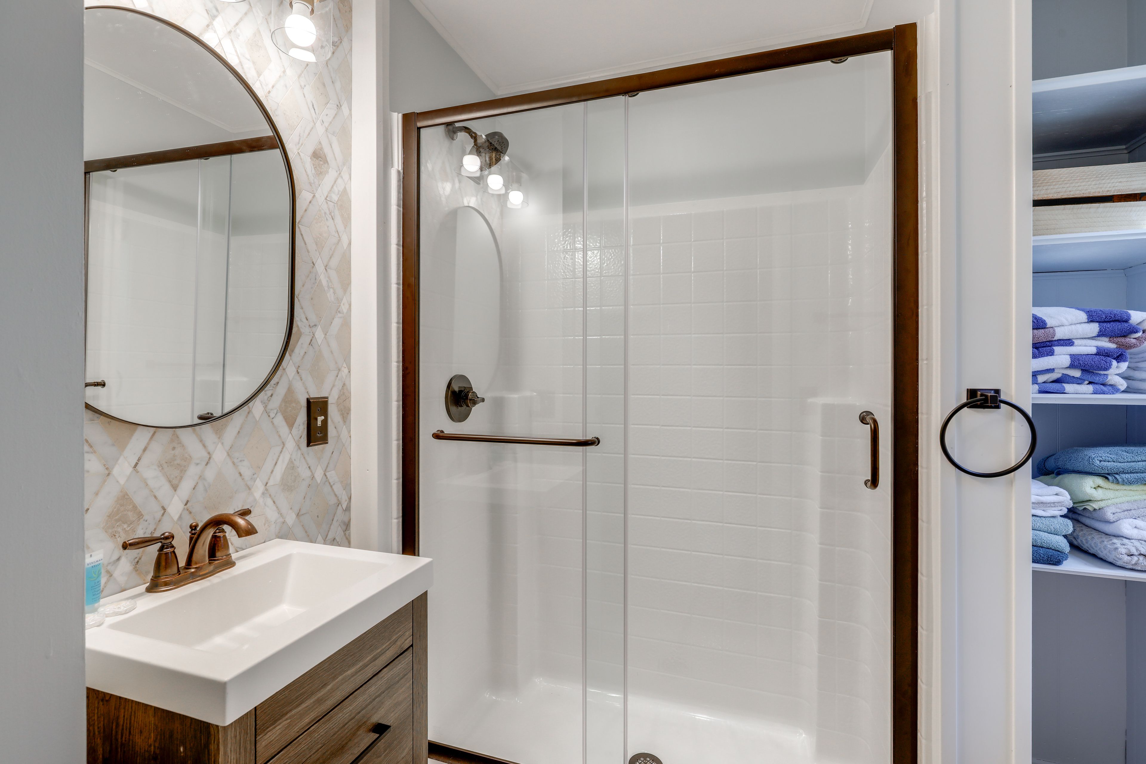 Full Bathroom | 1st Floor | Towels Provided