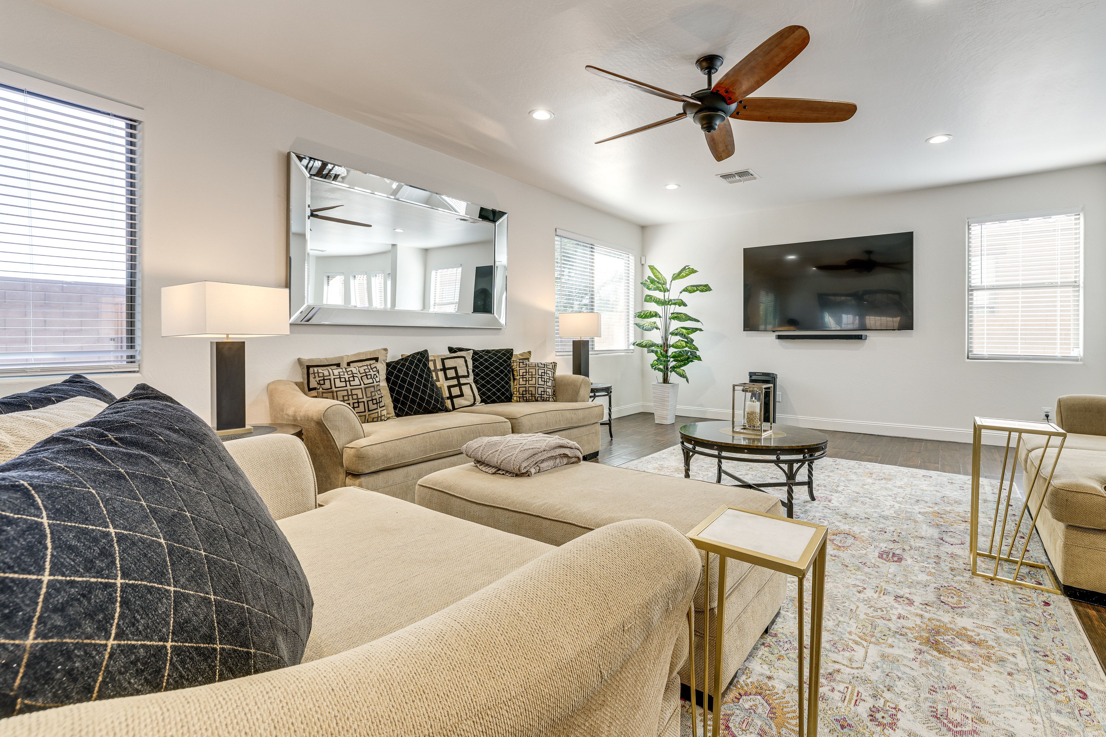 Primary Living Room | Smart TV