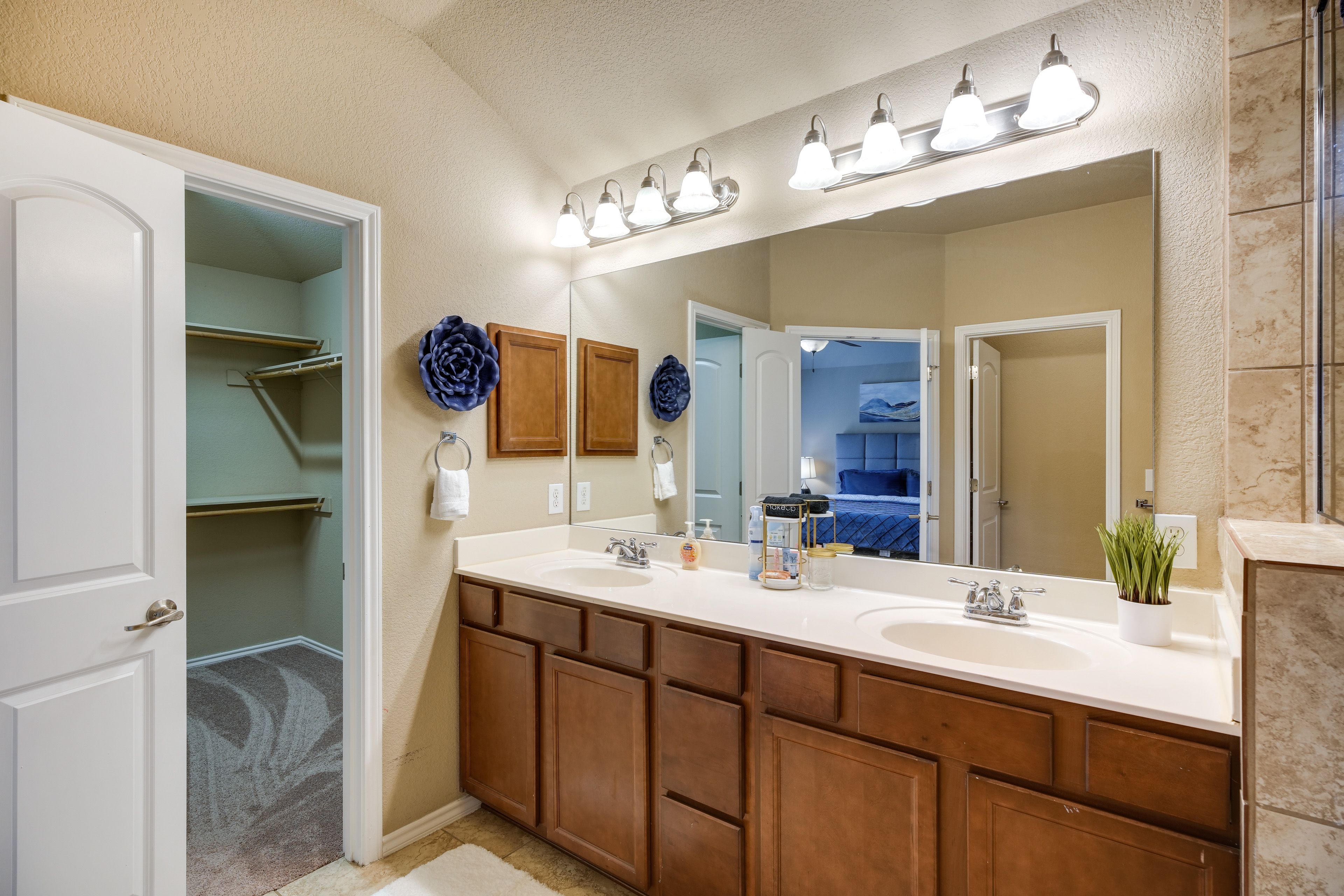 En-Suite Bathroom | Complimentary Toiletries | Towels Provided | Walk-In Closet