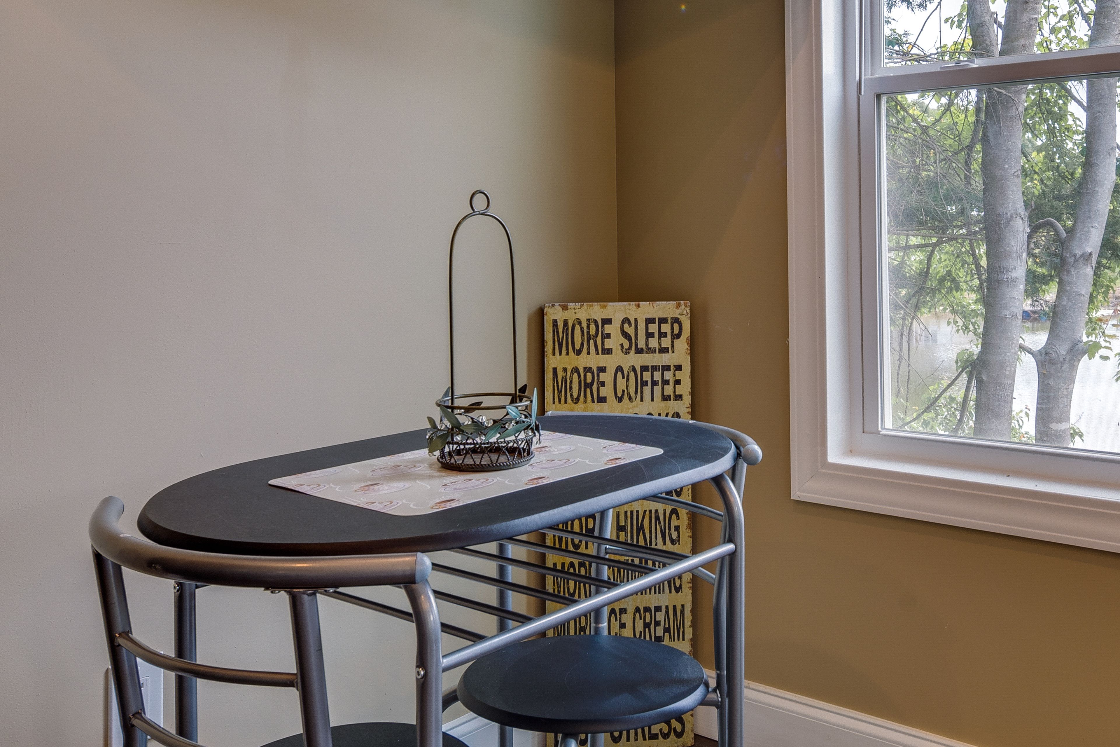 Dining Area | Dishware/Flatware Provided
