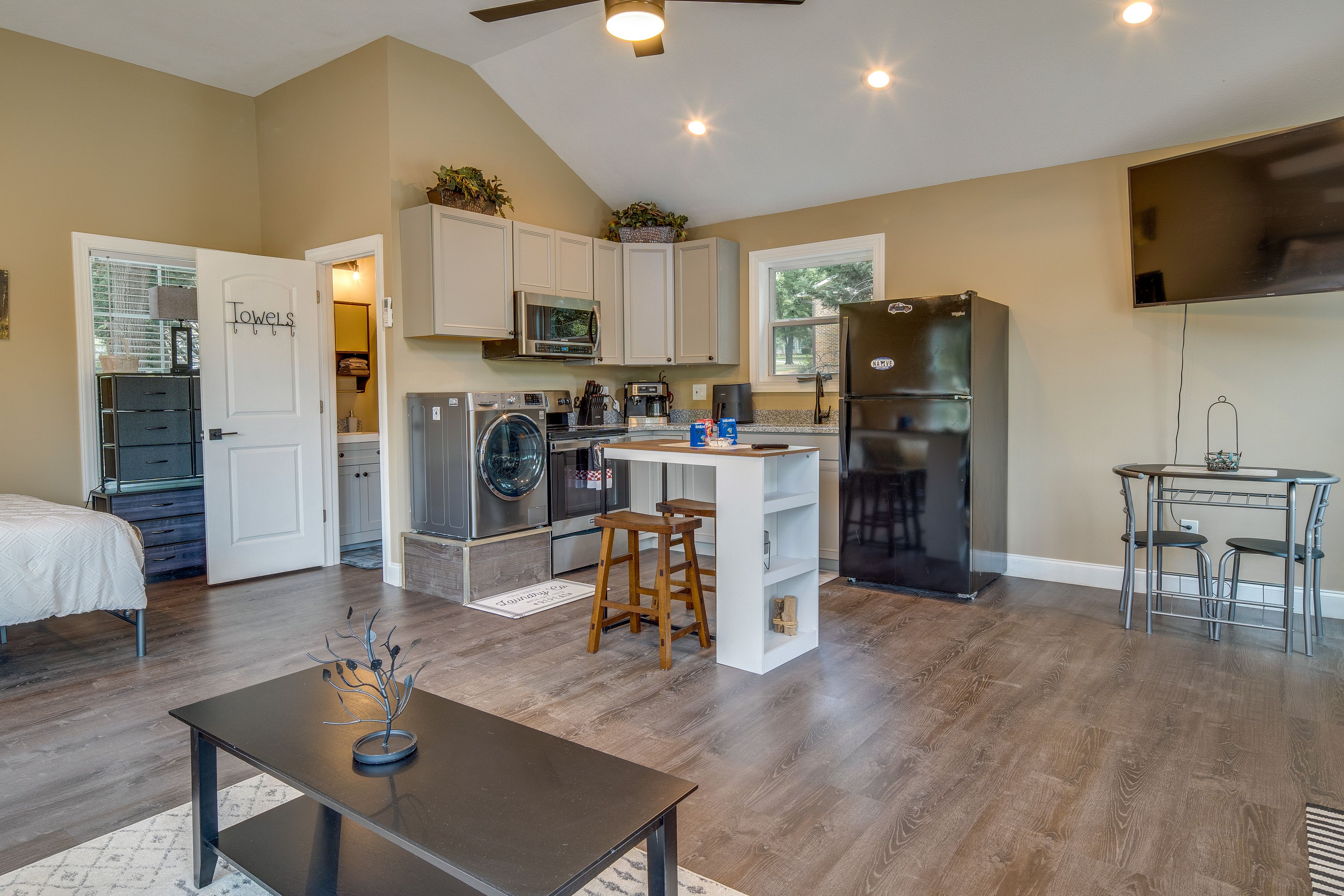 Studio | Free WiFi | A/C Unit | Smart TV