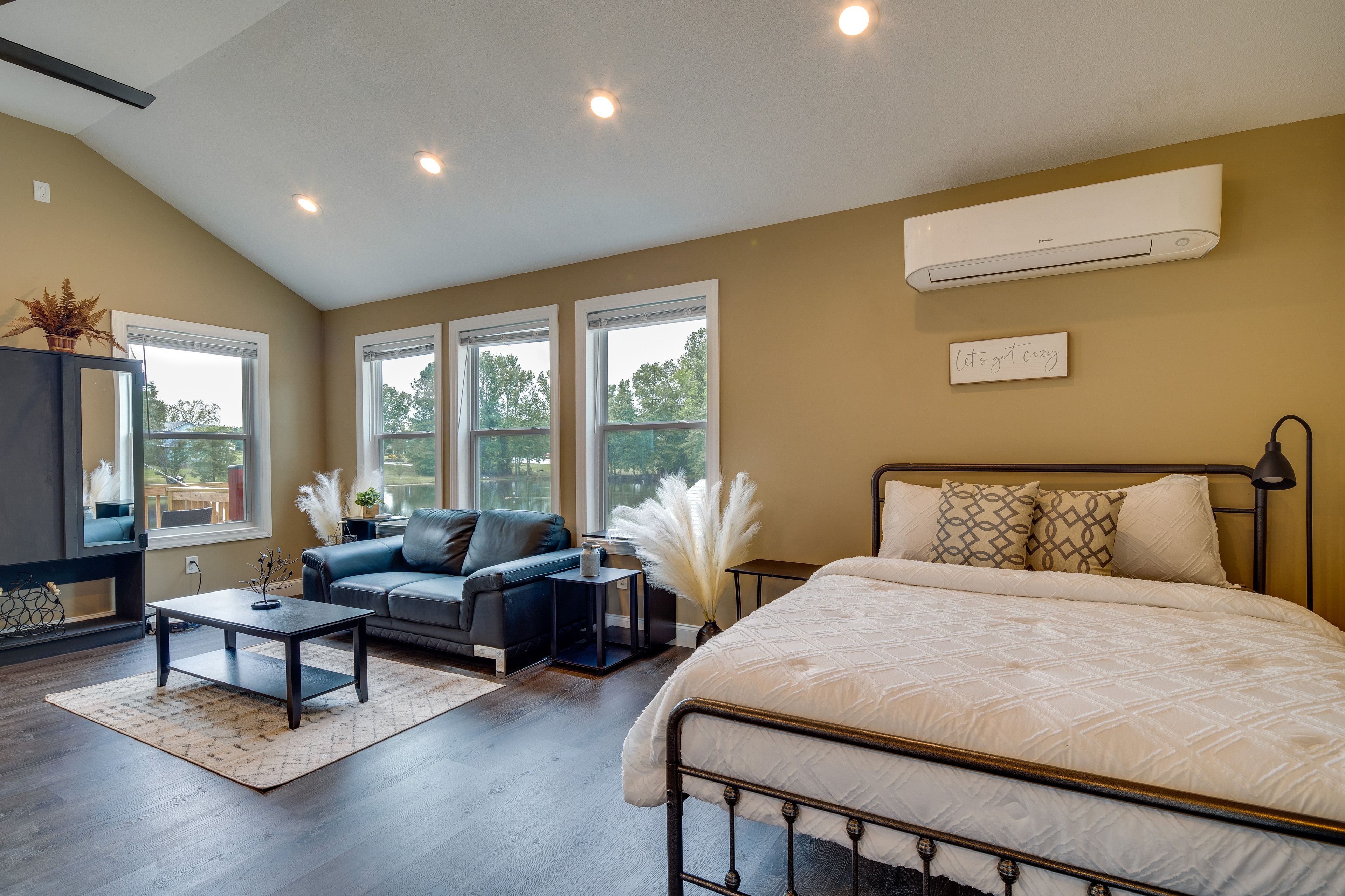 Studio | Queen Bed