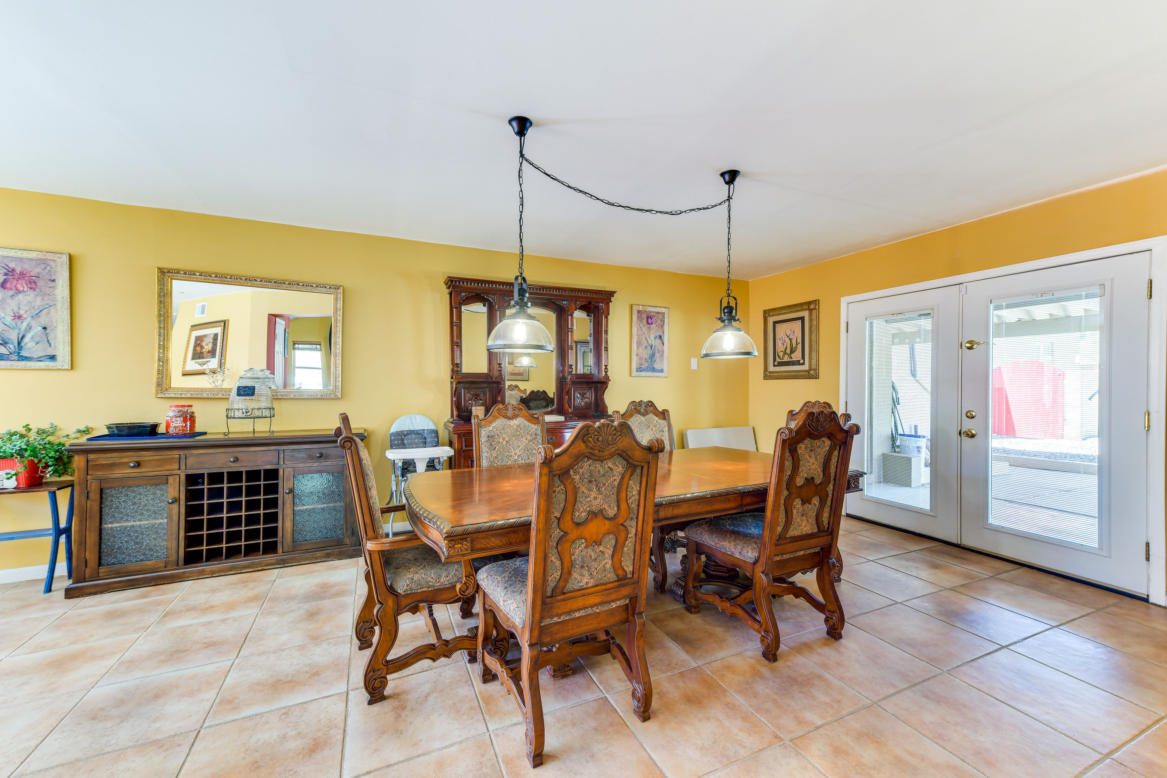 Dining Room | Free WiFi | Central Heating & A/C