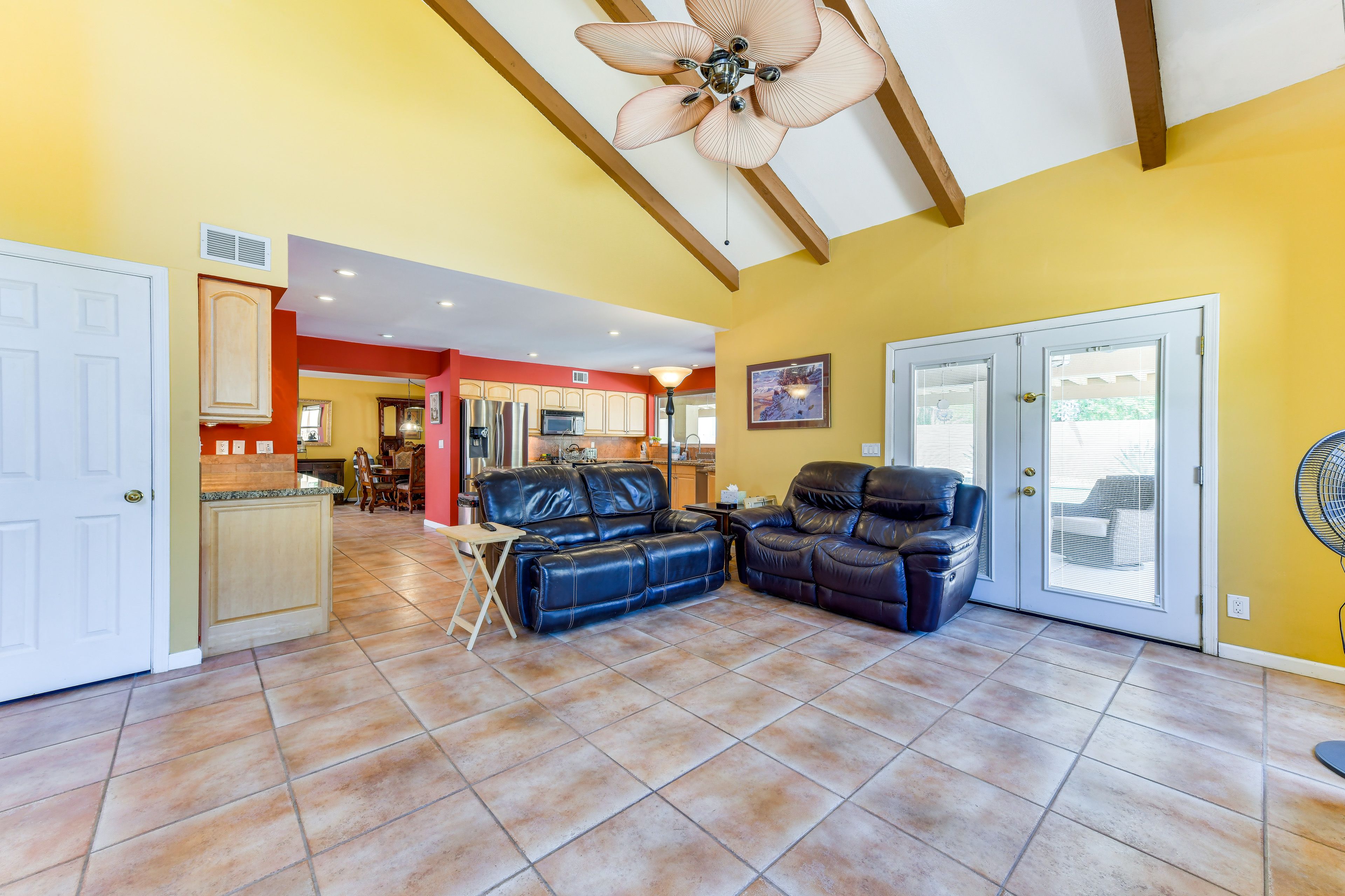 Living Room | Smart TV | Fireplace