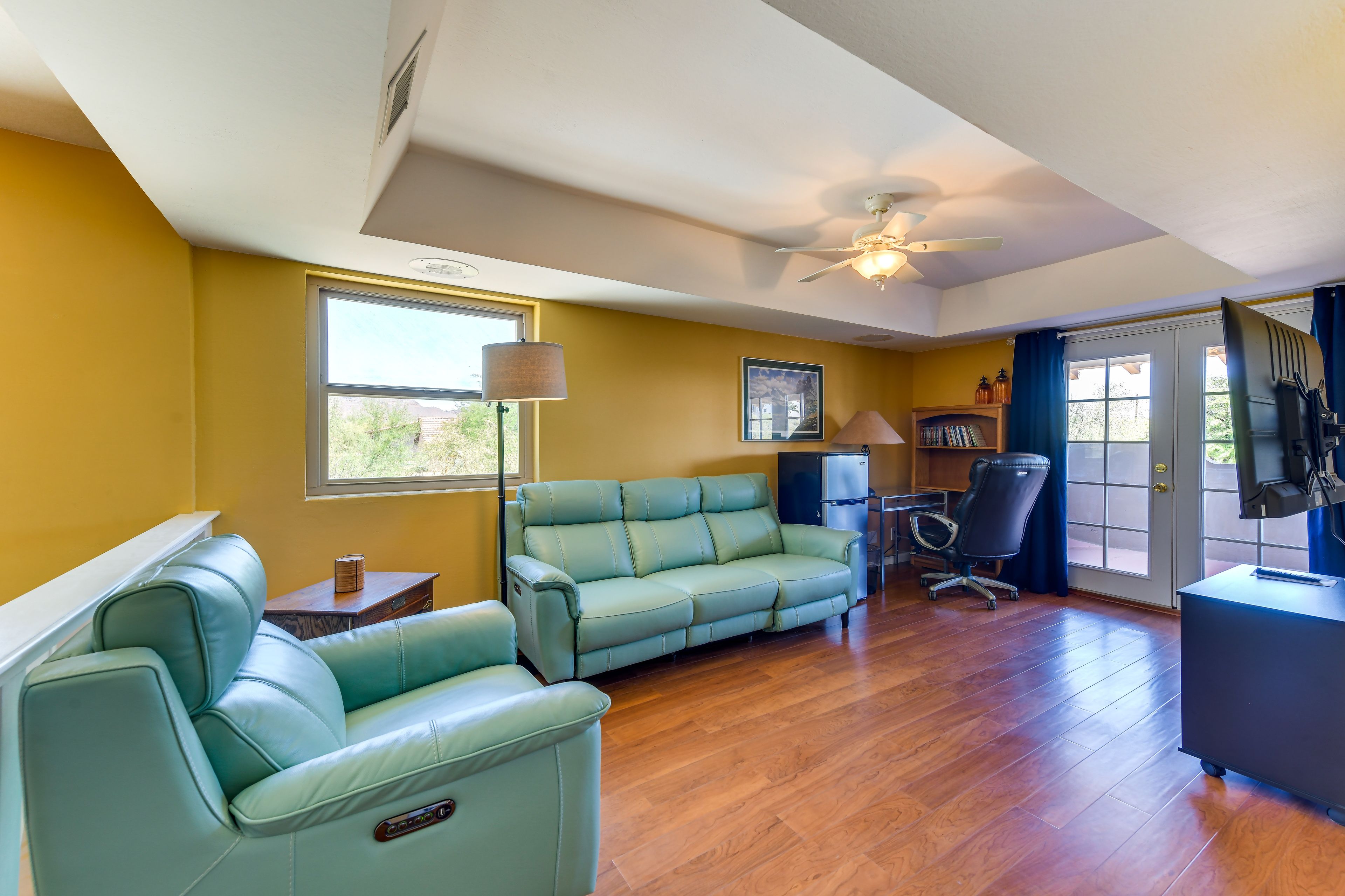 Office | Smart TV | Desk