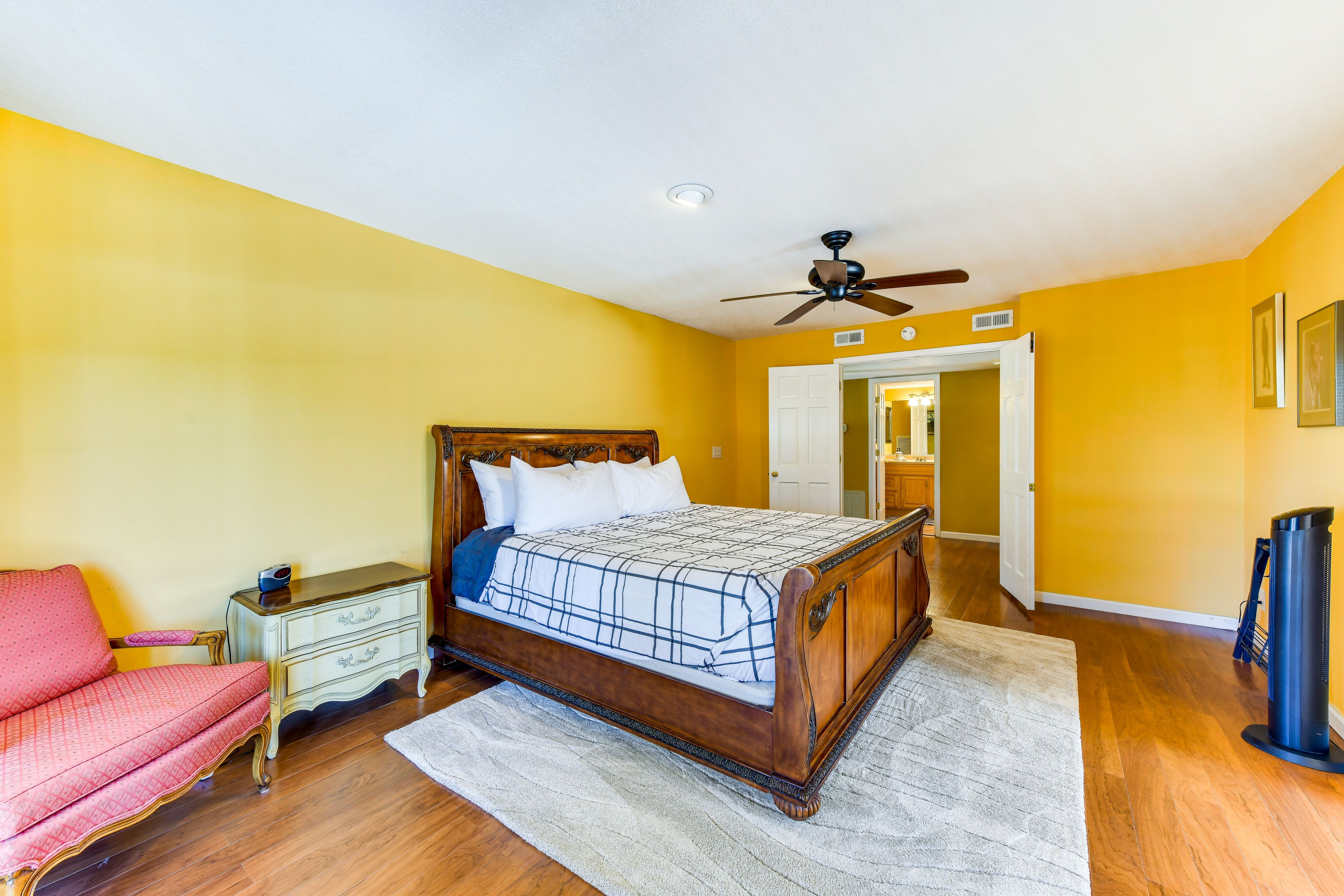 Bedroom 1 | King Bed | Linens & Towels | En-Suite Bathroom