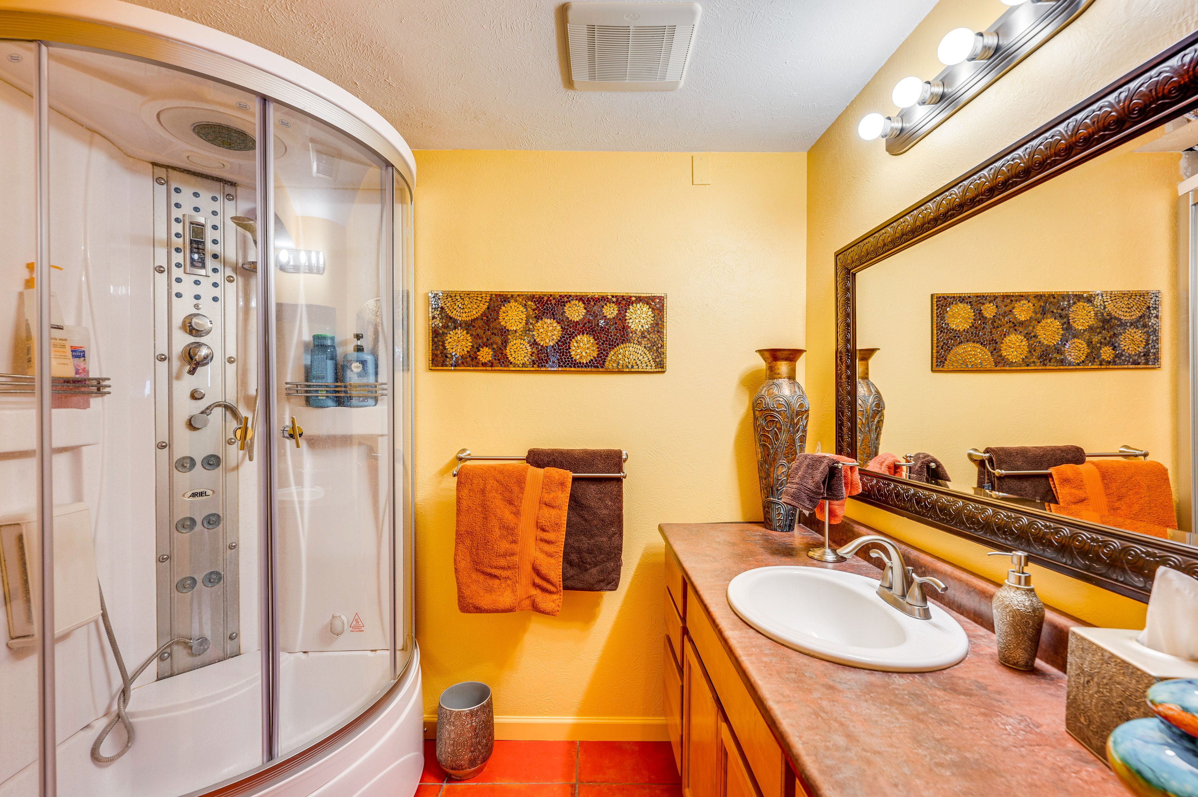 Full Bathroom | Towels Provided | Complimentary Toiletries