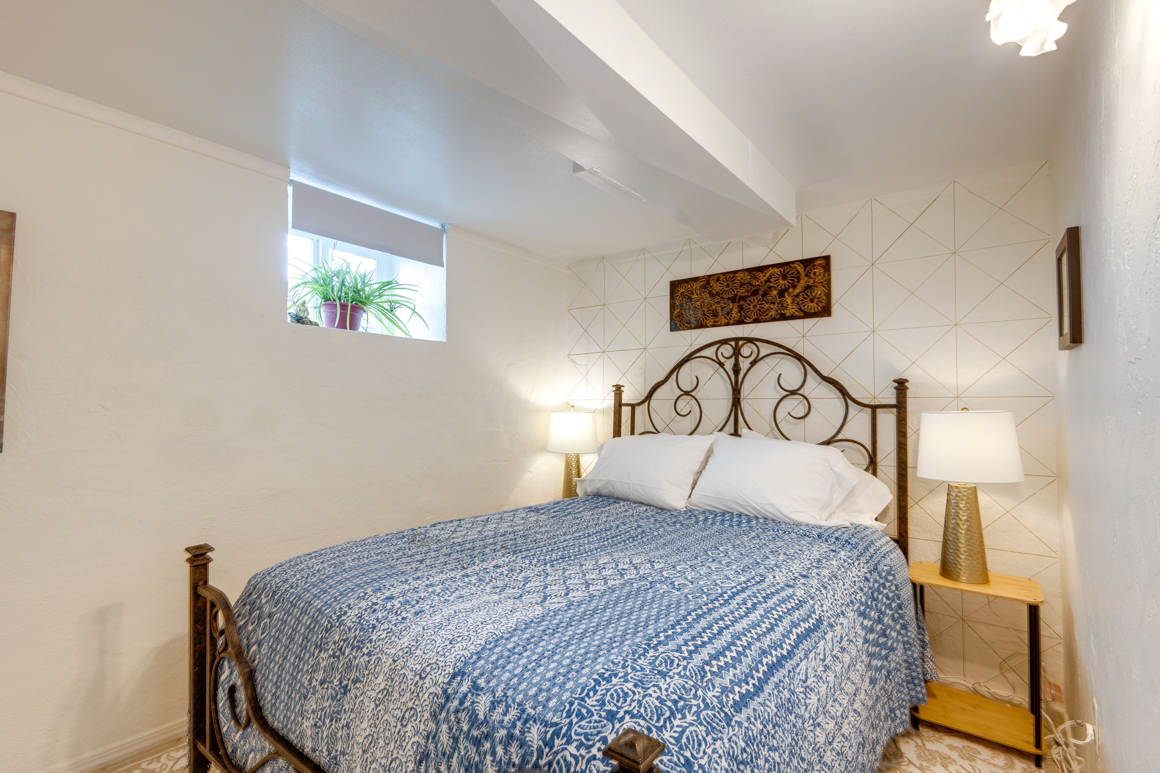 Bedroom 2 | Basement | Queen Bed