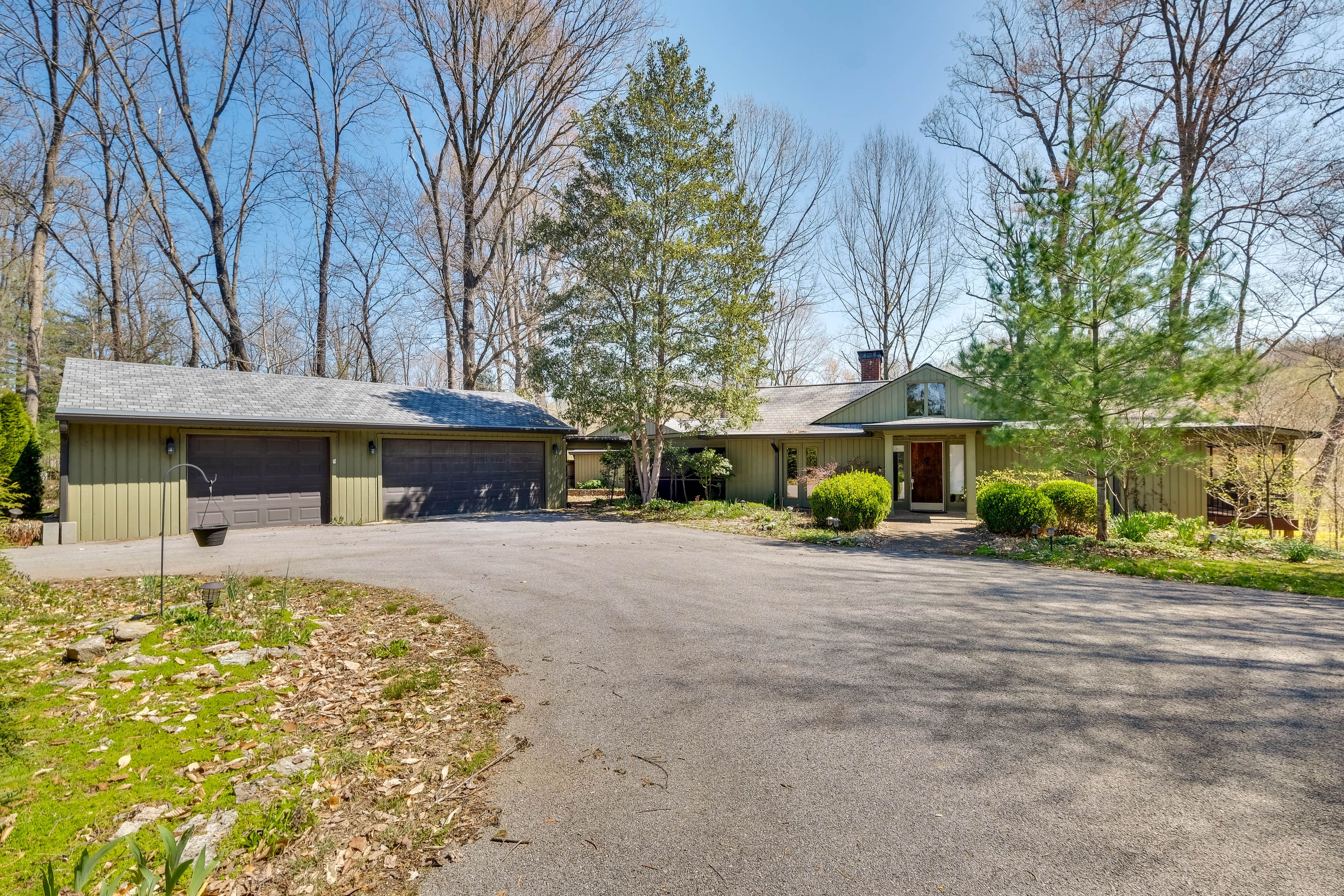 Parking | Driveway (10 Vehicles) | RV/Trailer Parking Allowed