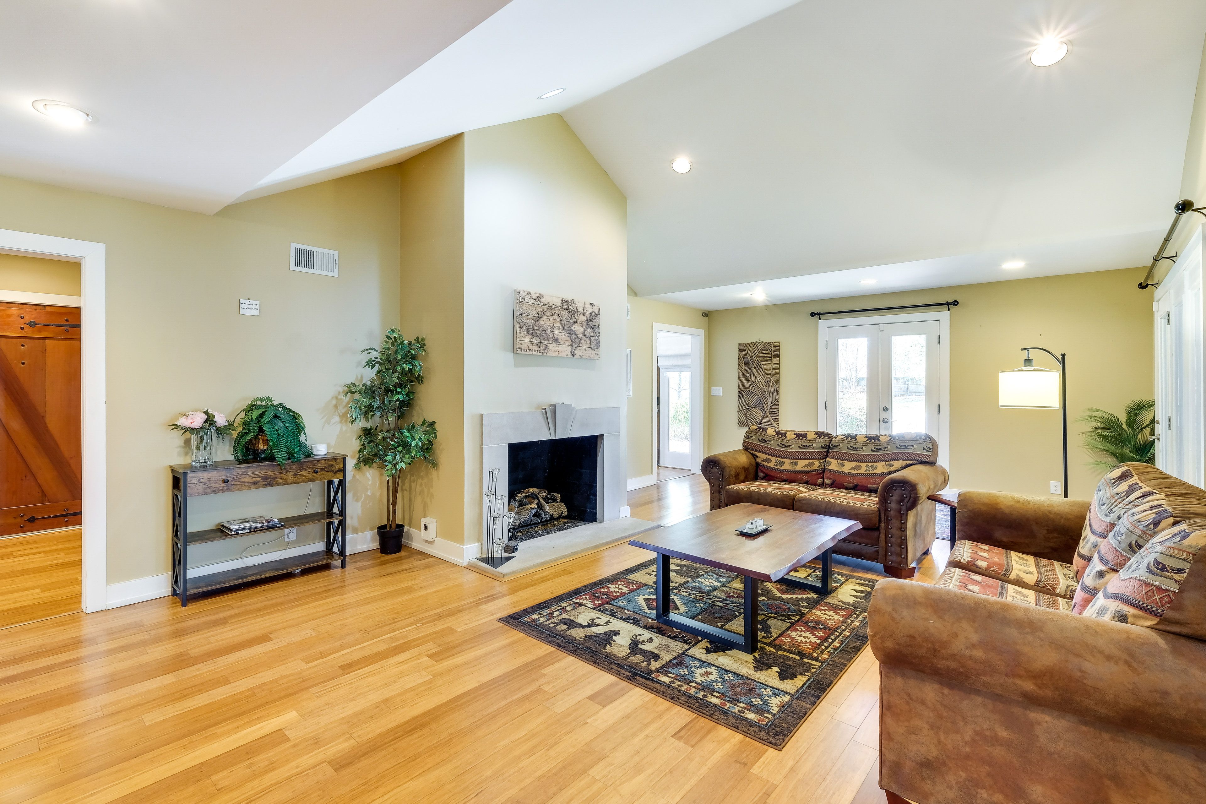 Living Room | Sleeper Sofa | Free WiFi | Smart TV | Central A/C