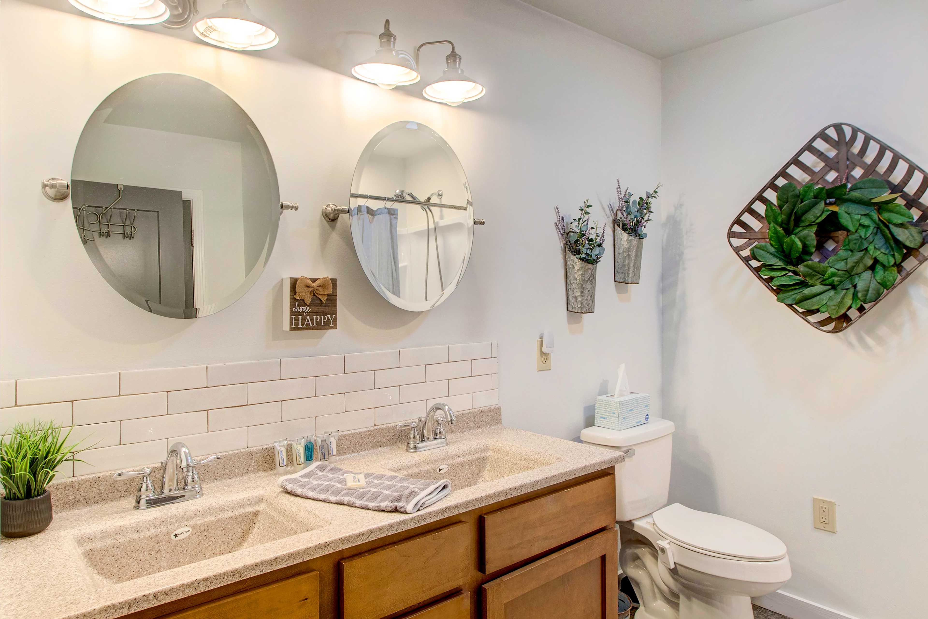 Full Bathroom | Towels Provided | Complimentary Toiletries